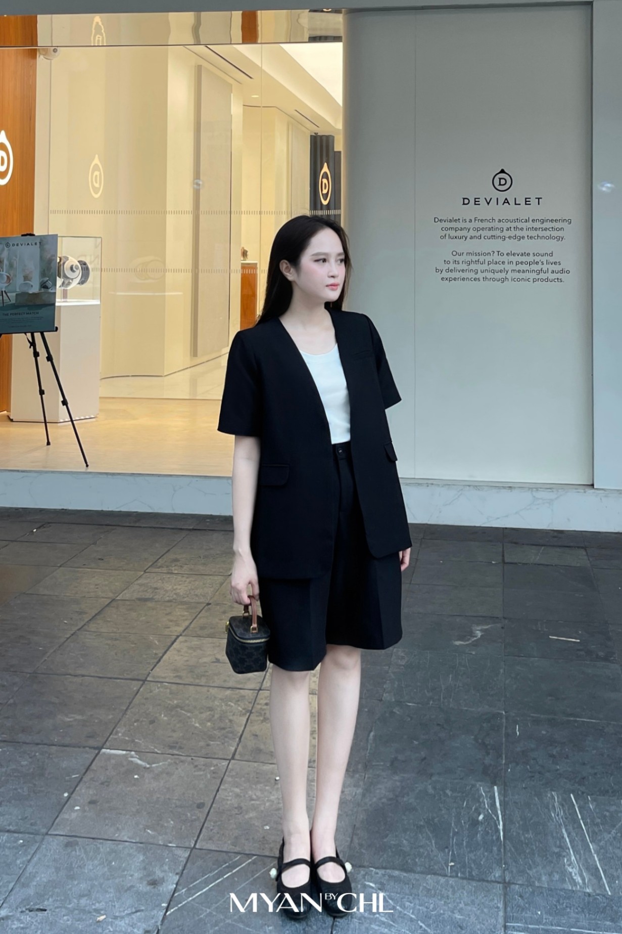 Áo blazer không cổ ngắn tay.