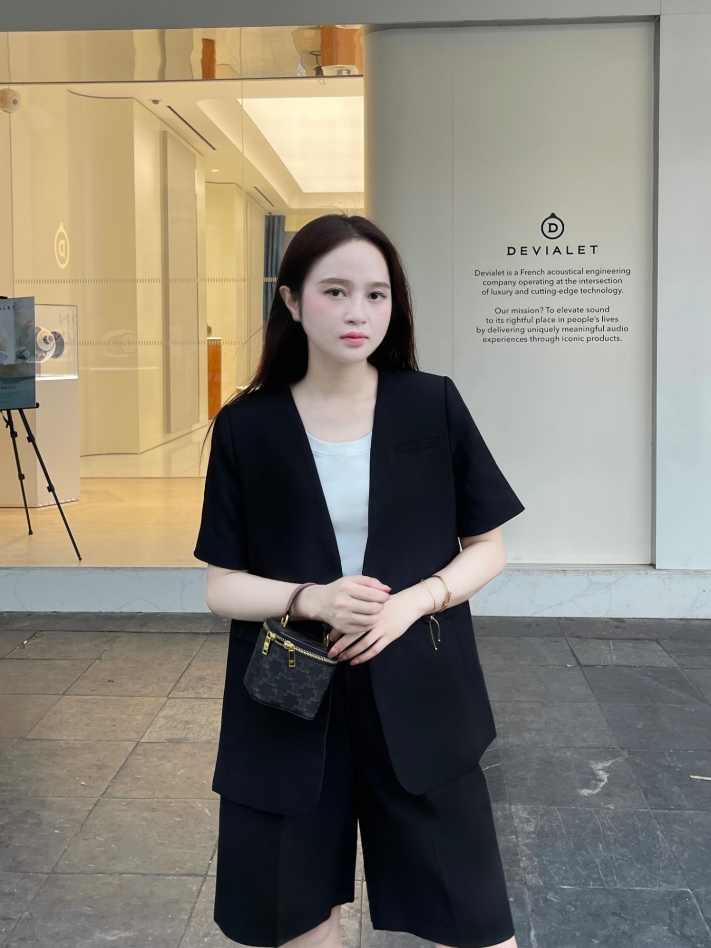 Áo blazer không cổ ngắn tay.