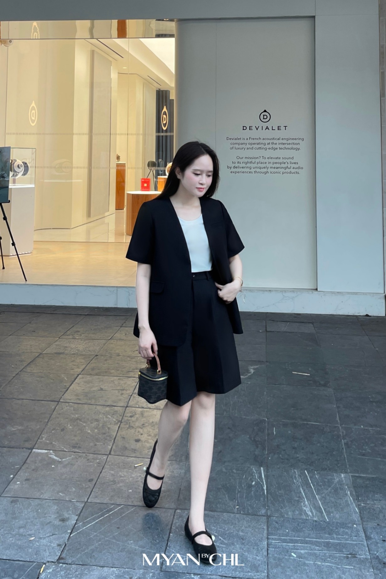 Áo blazer không cổ ngắn tay.