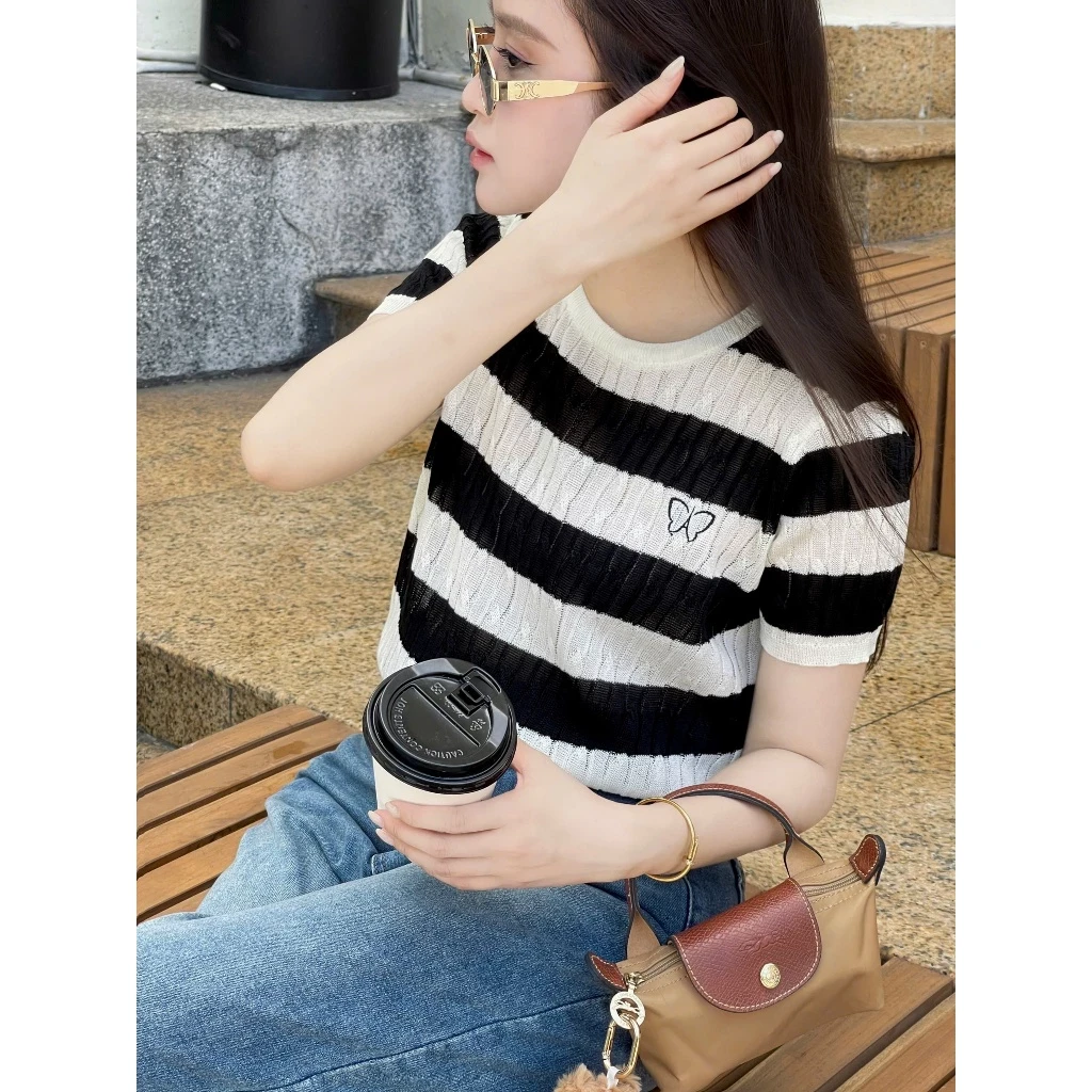 Áo mongtoghi cổ tròn thêu bướm (5007)