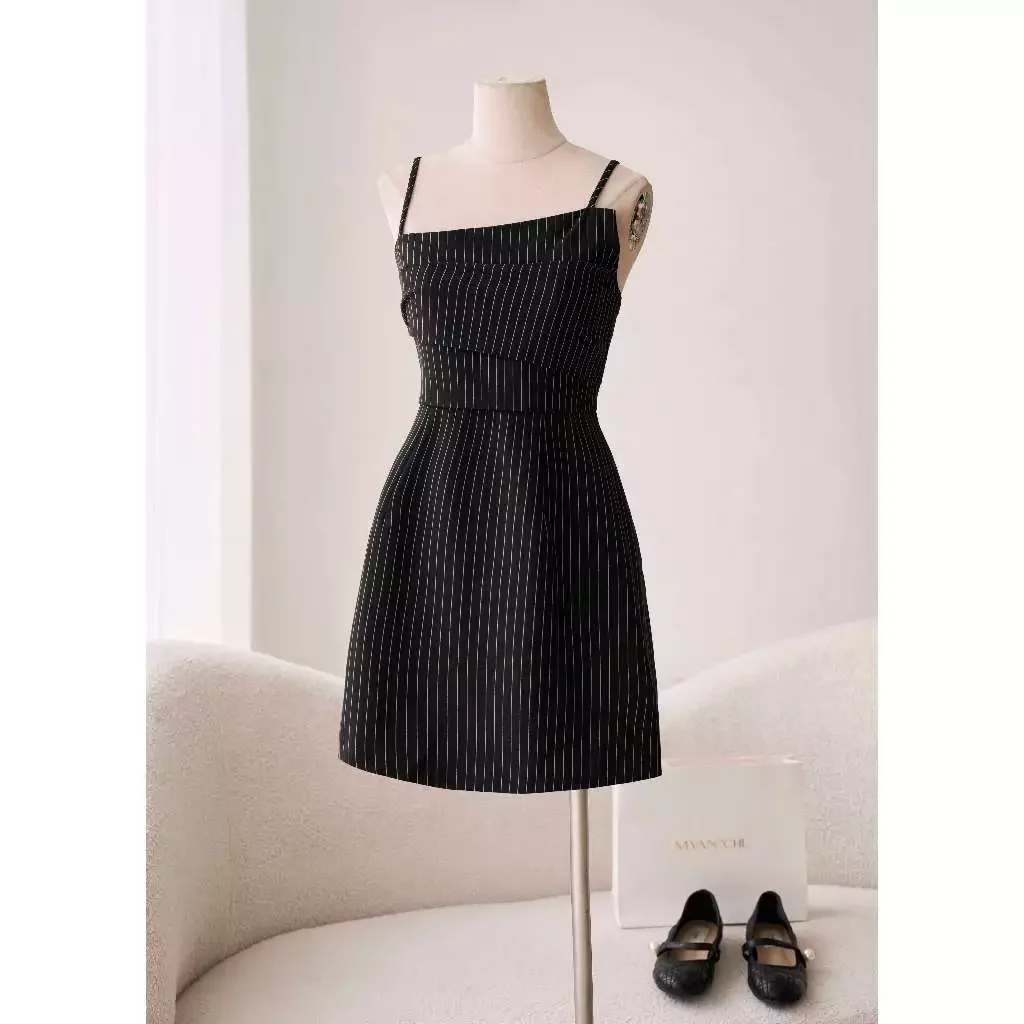 Váy 2 dây kẻ xếp ly ngực