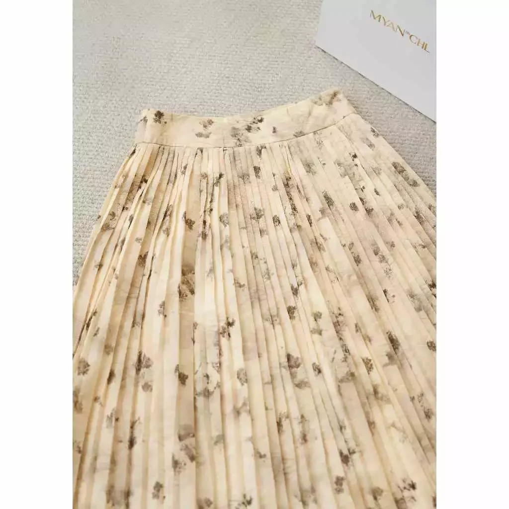 Chân váy tơ hoa dập ly