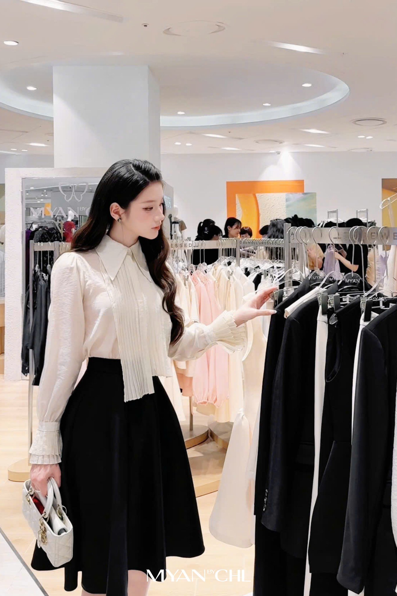 Chân váy tafta xòe rộng