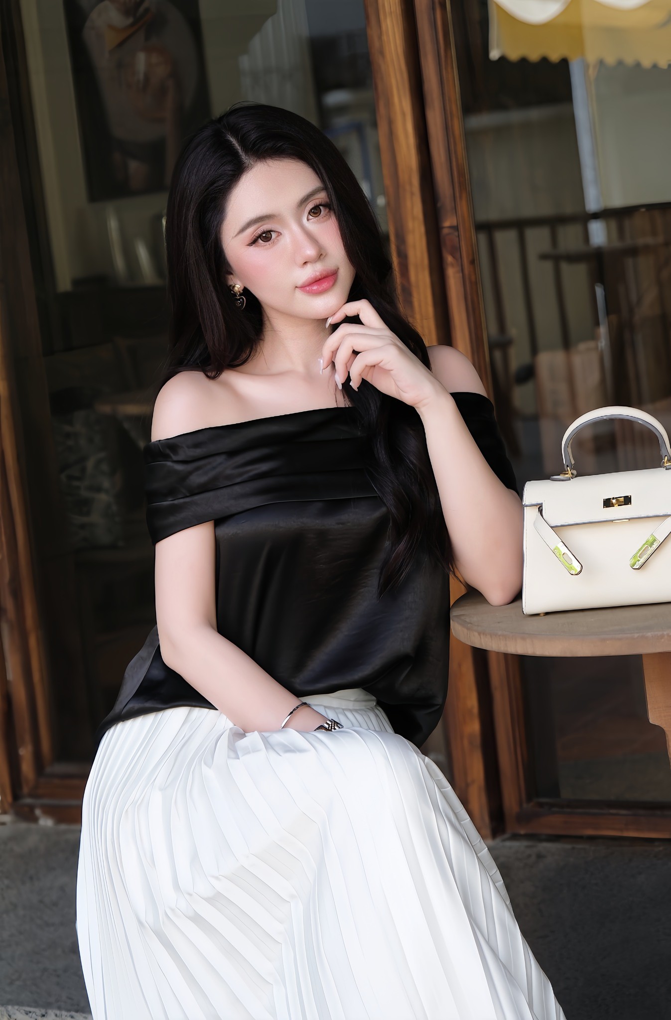Áo lụa trễ vai dáng rộng