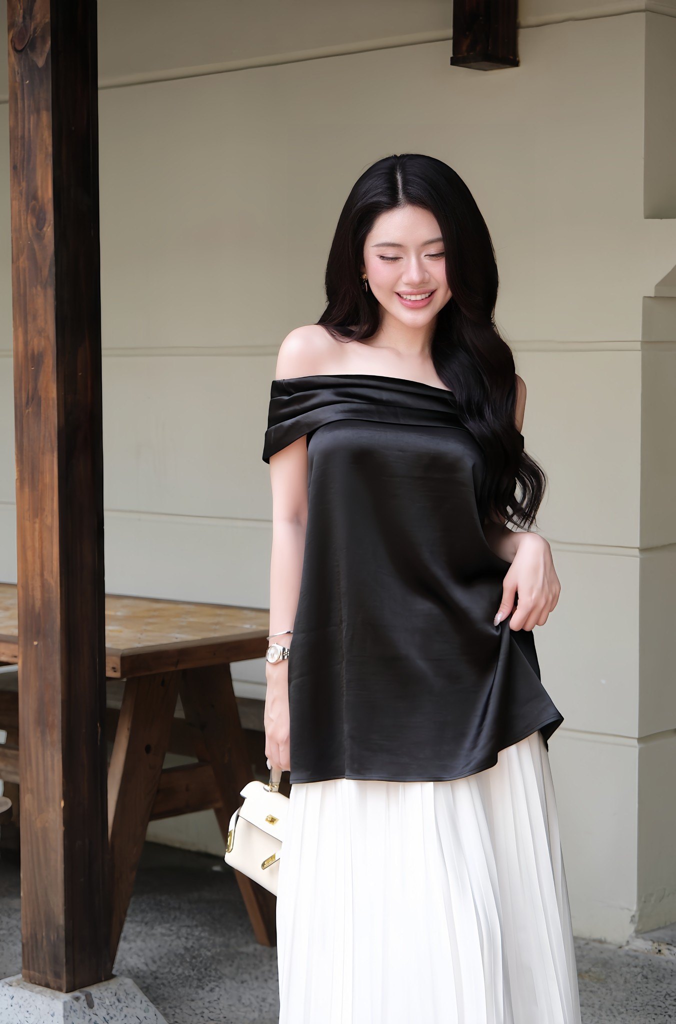 Áo lụa trễ vai dáng rộng
