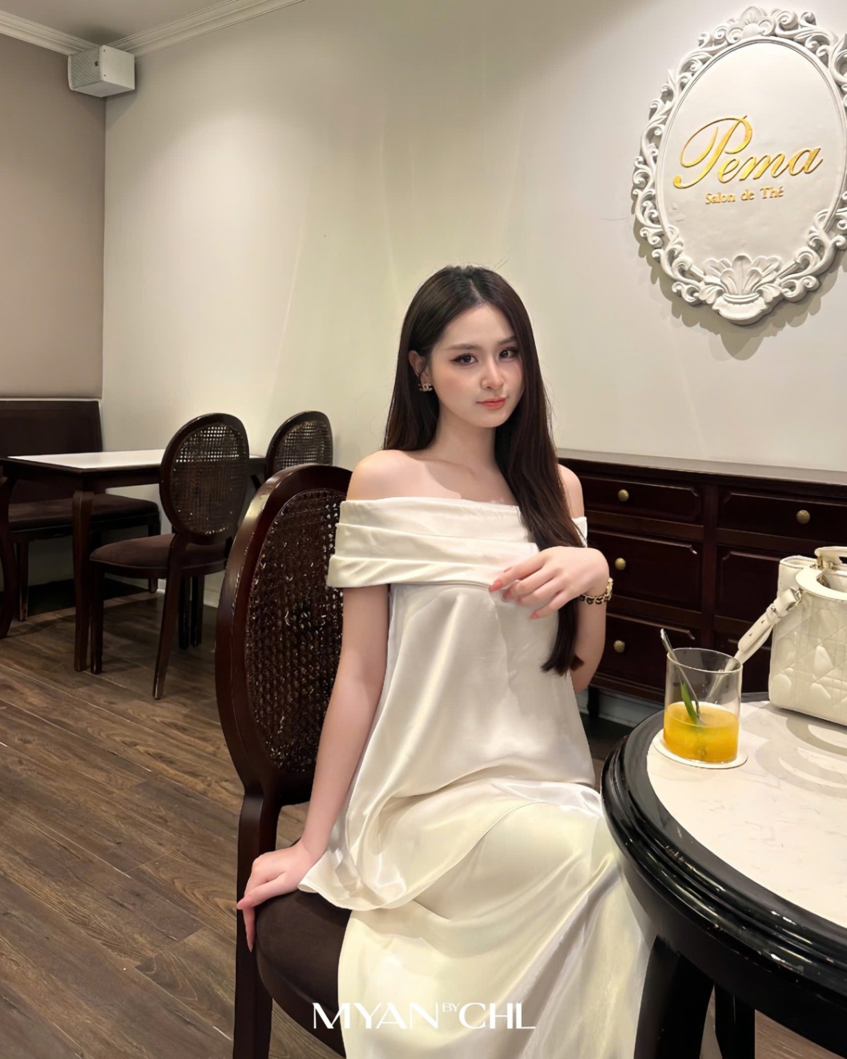 Áo lụa trễ vai dáng rộng