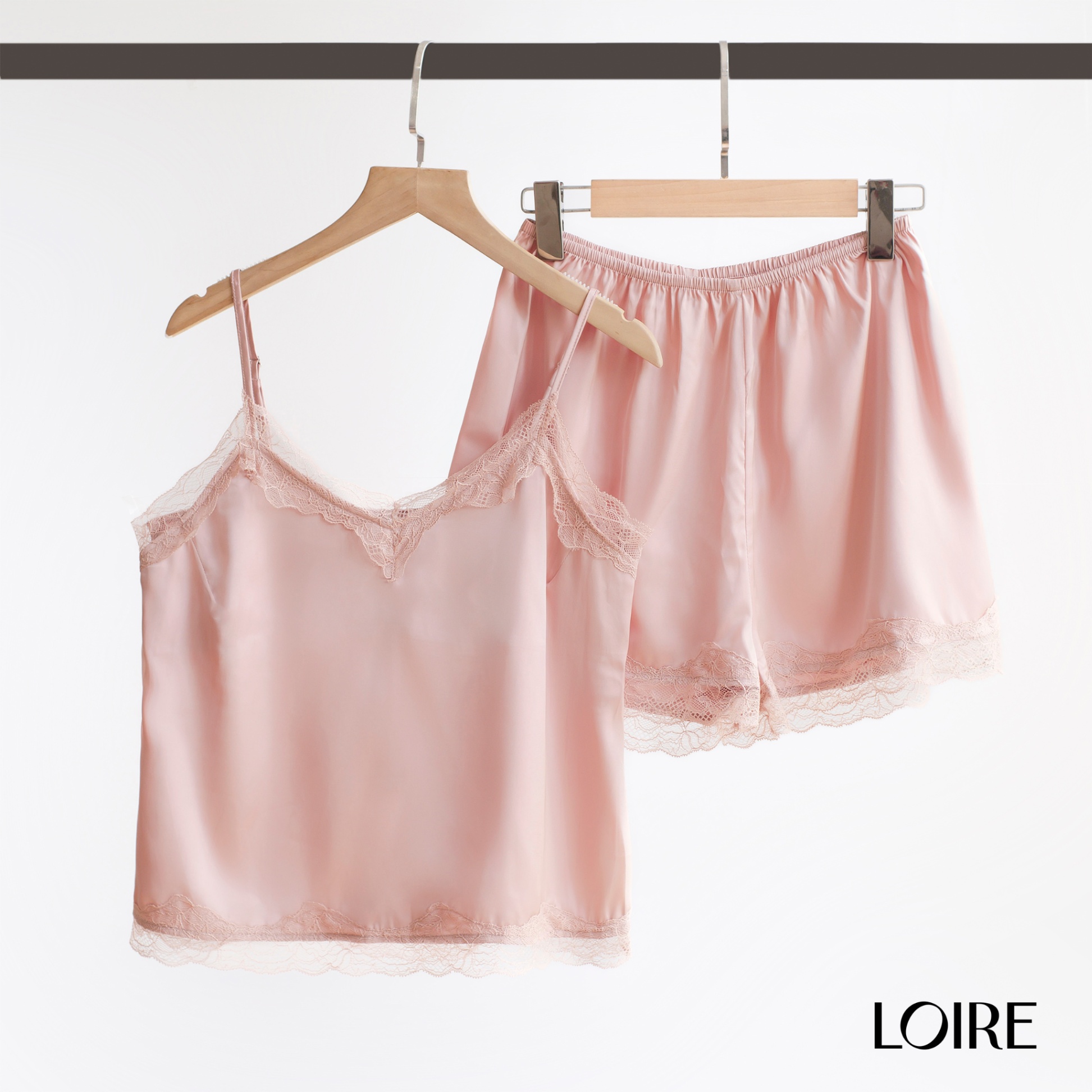 Bộ Đồ Ngủ 2 Dây Viền Ren Loirechic Chất Liệu Lụa Pháp FDMN250317