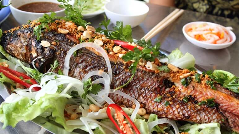 Món cá lóc nướng thơm phức ăn kèm với salad, dưa chuột thật ngon.