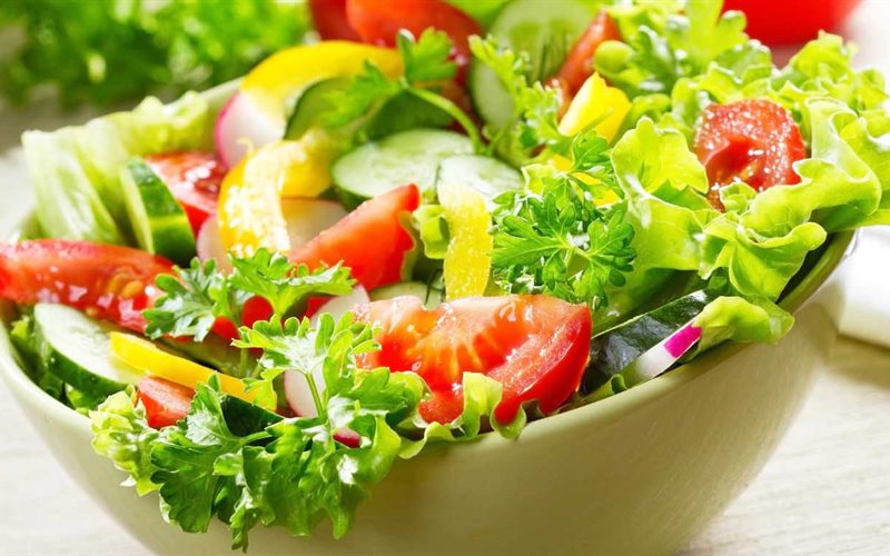 Salad, cà chua, dưa leo rửa sạch xắt vừa ăn