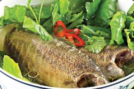 Chọn mua 500g cá rô tươi và rau cải