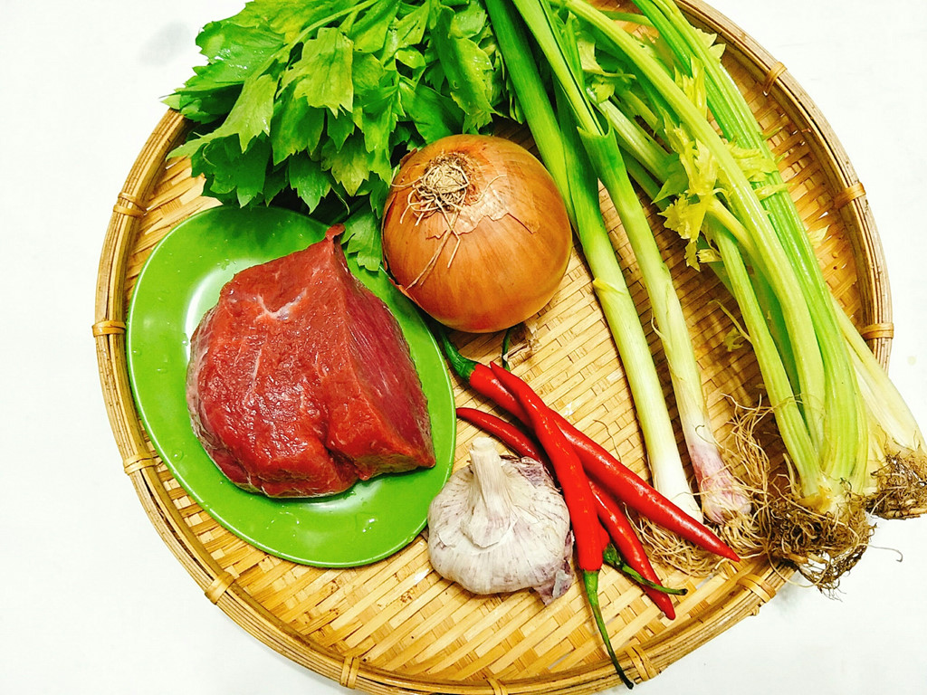 Chọn mua 500 g thịt bò mềm, tươi ngon.