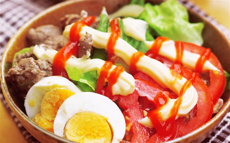 Món Salad trộn thịt bò rưới sốt mayonnaise thơm ngon hết chê.