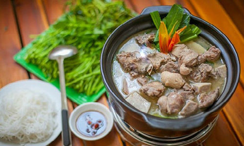 Lẩu dê khoai môn nấu chao ăn kèm với bún thơm ngon vô cùng