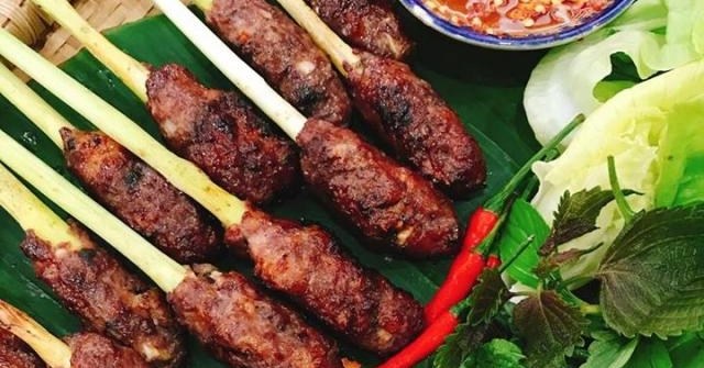 Món bò cuộn sả nướng thơm lừng cùng chén nước chấm chua ngọt thật ngon