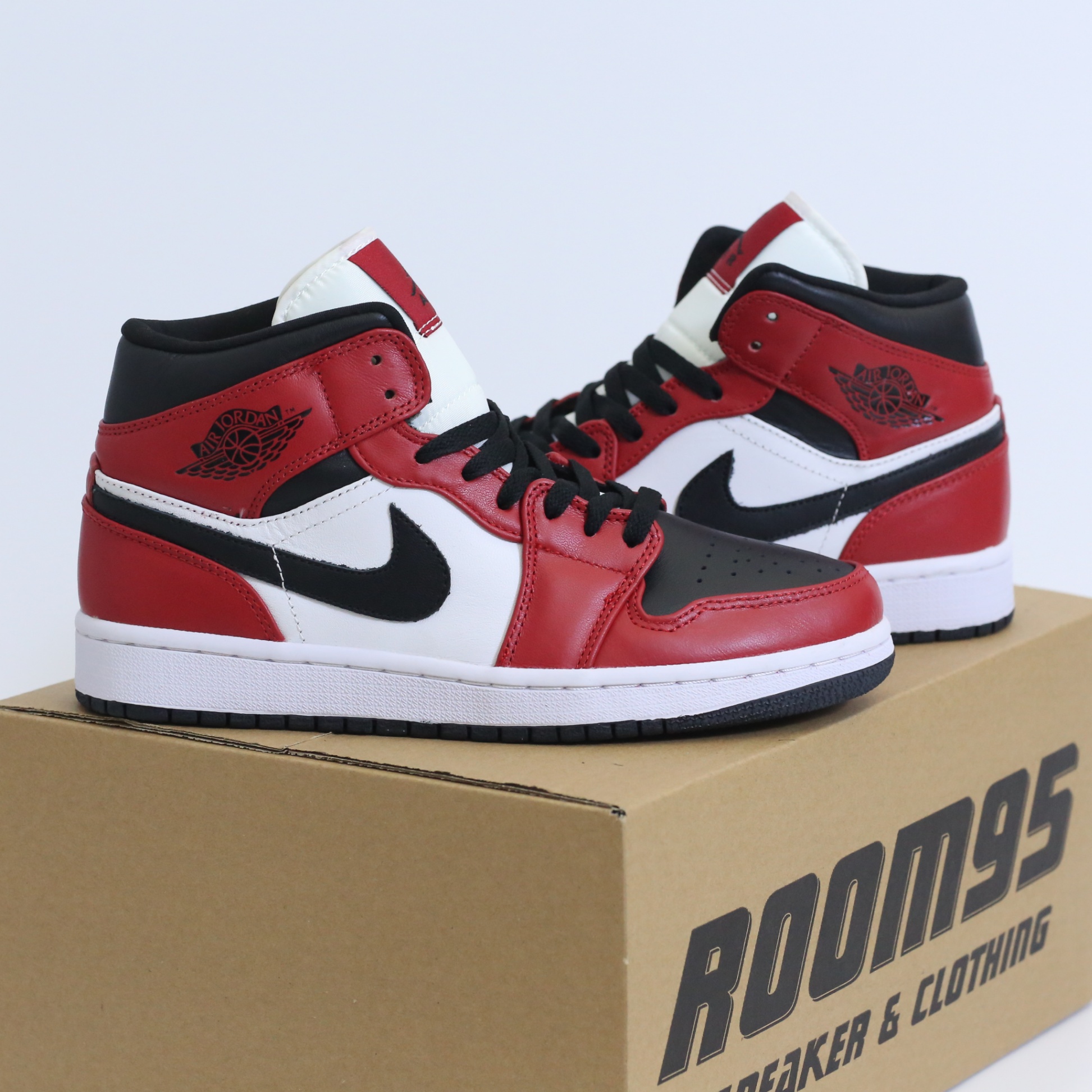 Jordan 1 Mid Chicago Black Toe