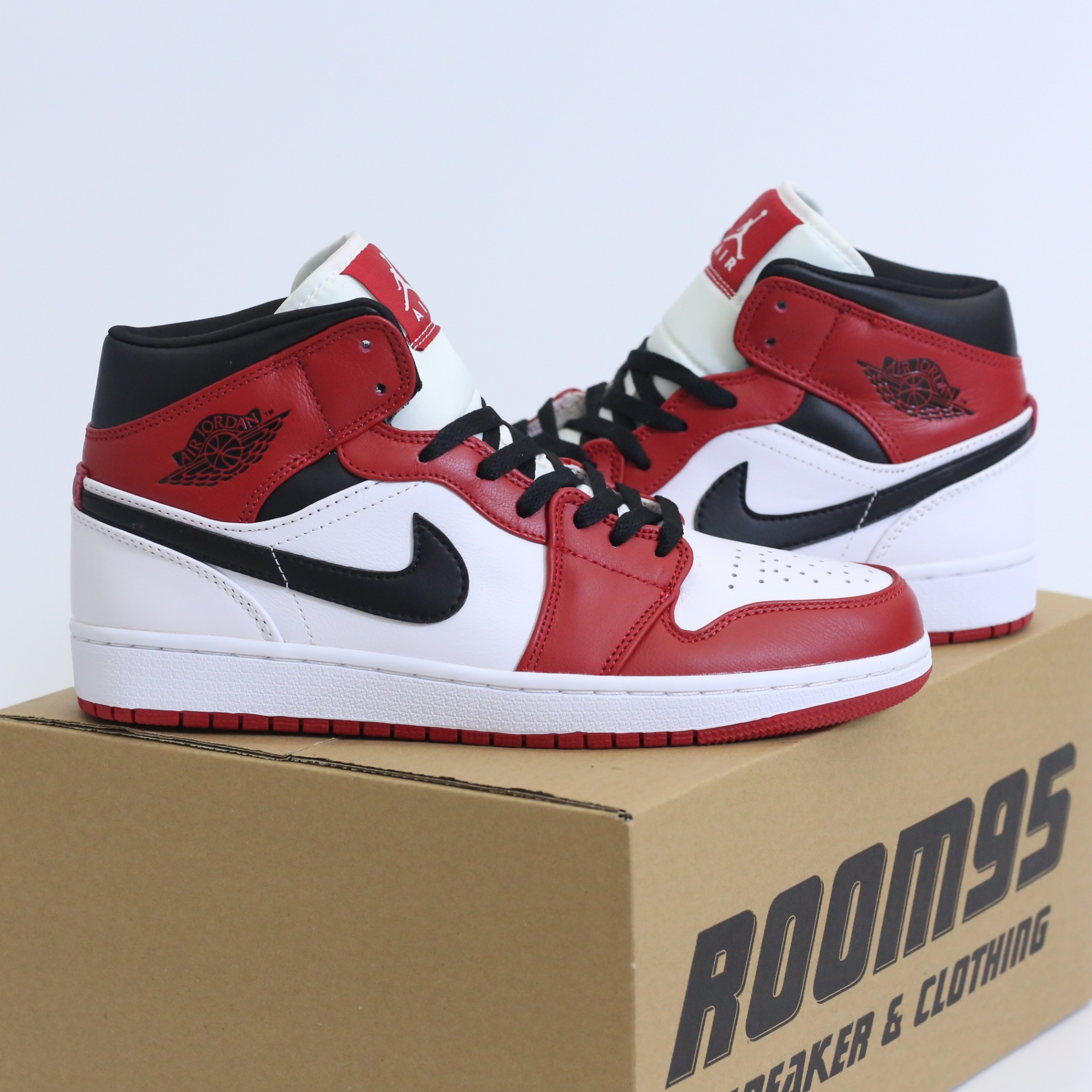 Nike Air Jordan 1 Mid Chicago 'White Toe'