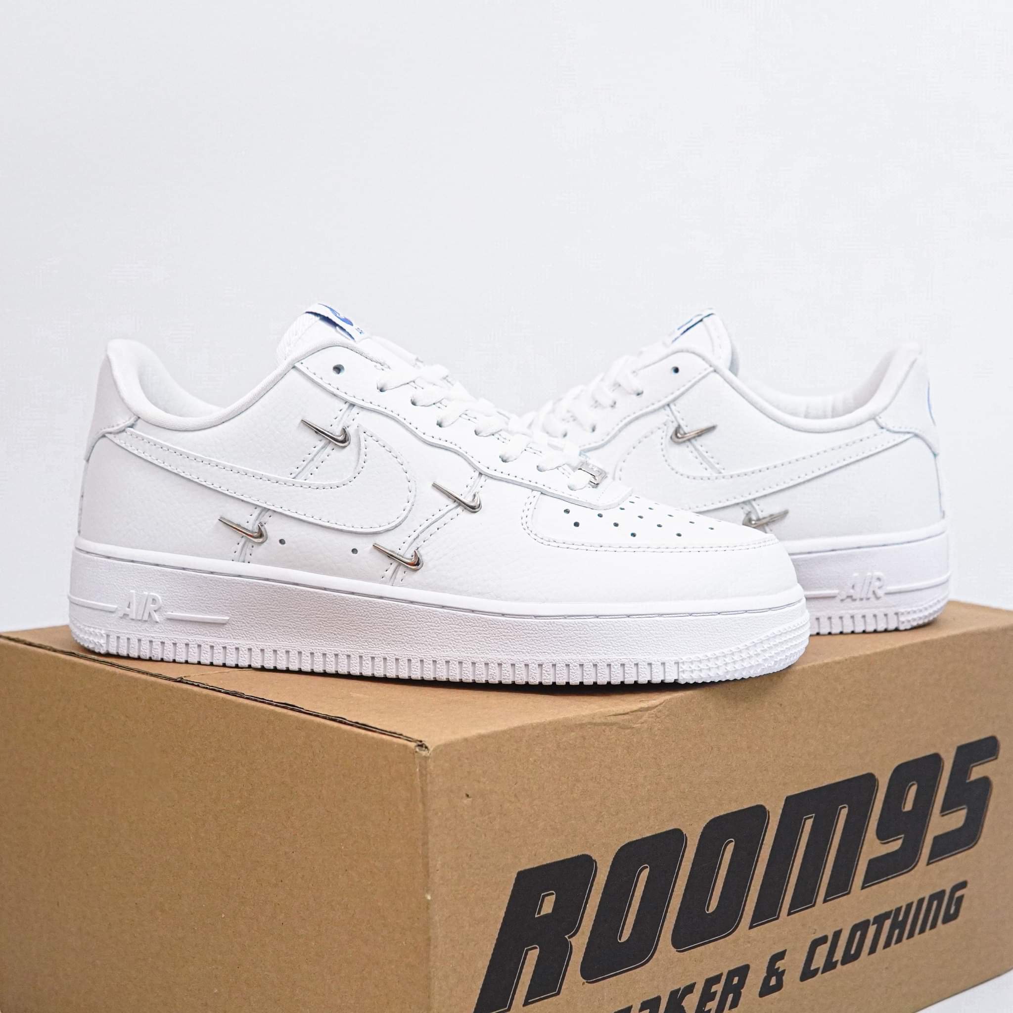 Nike Wmns Air Force 1 '07 LX 'Sisterhood White Metallic Silver'