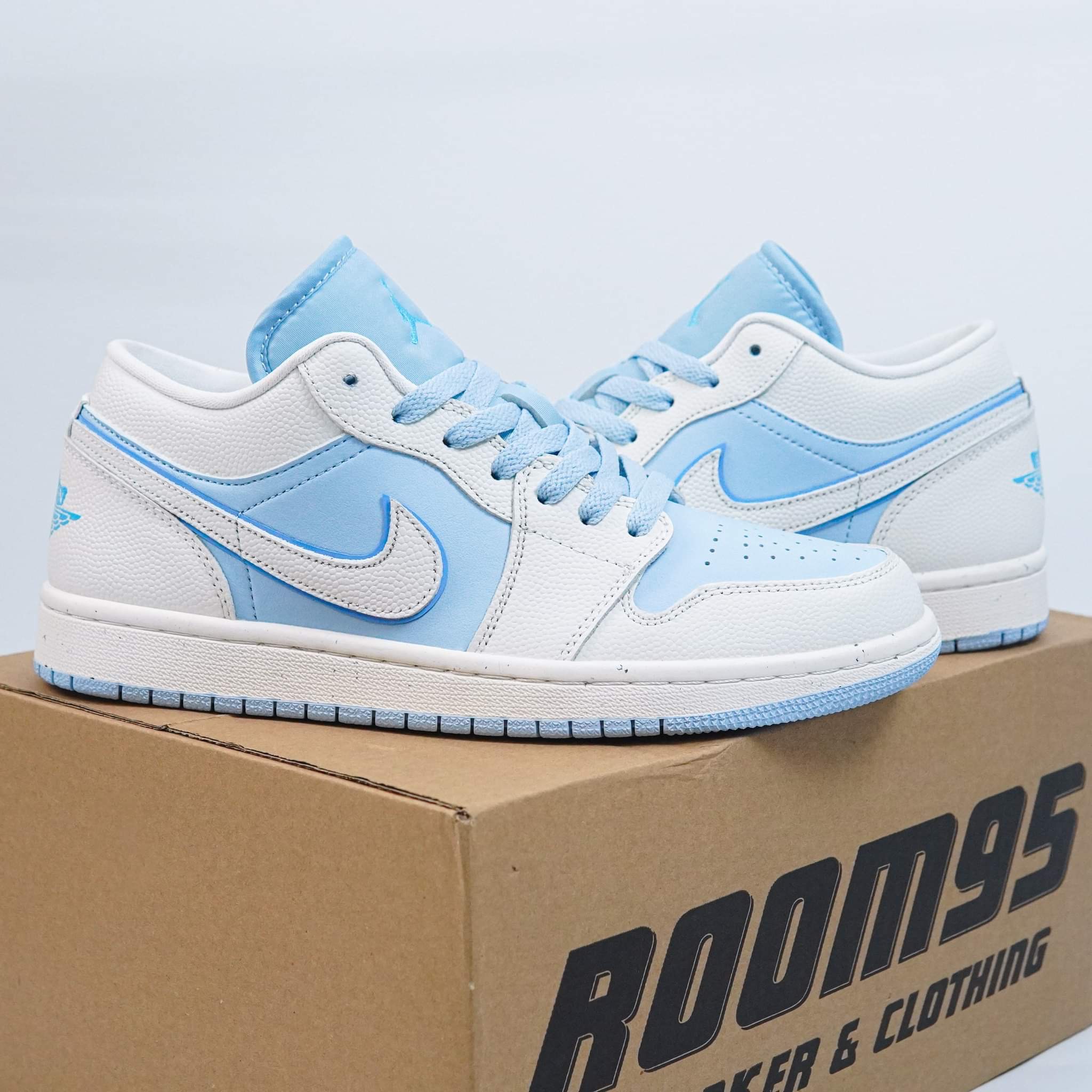 Nike Air Jordan 1 Low SE Reverse Ice Blue