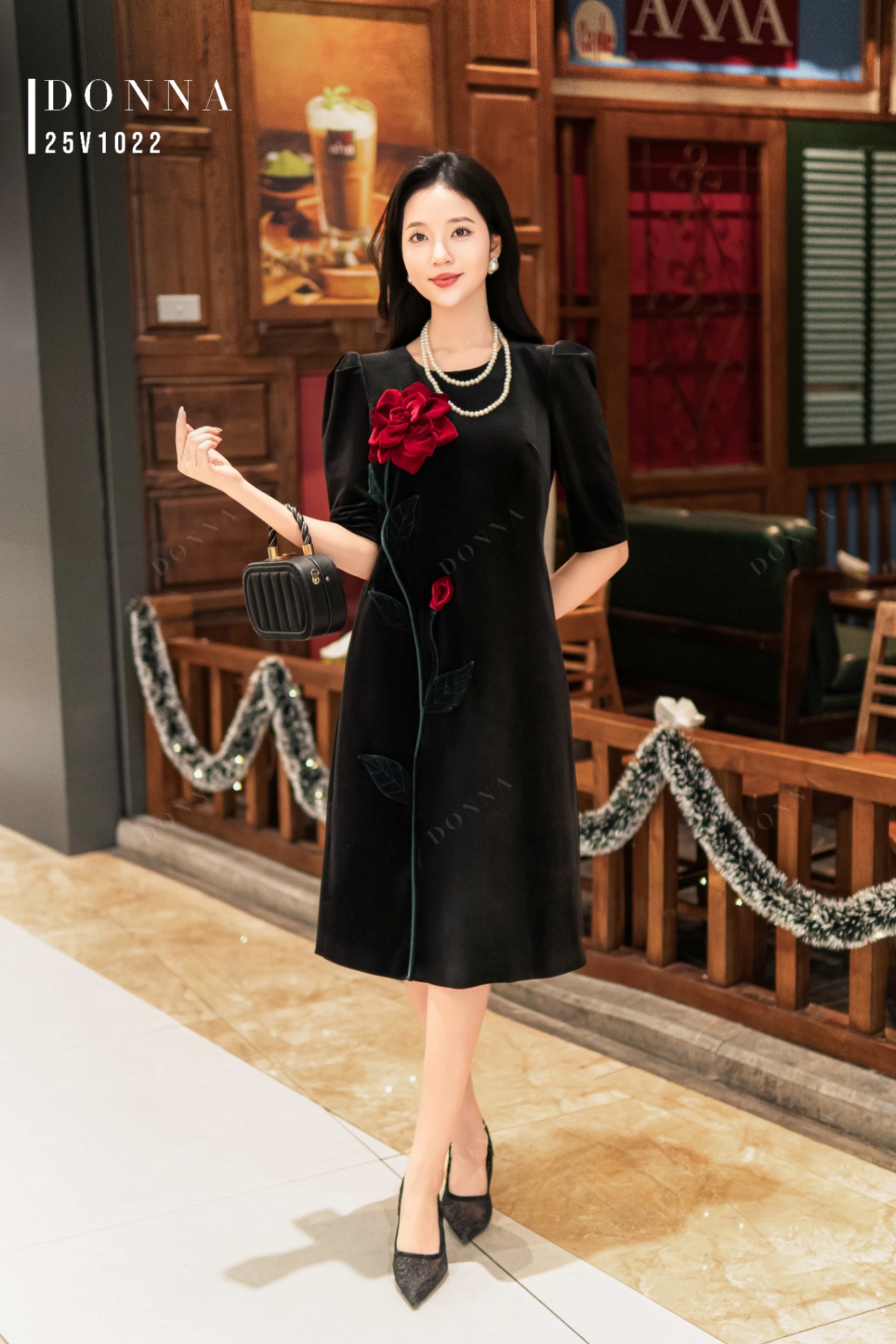 25V1022 - Đầm suông đen nhung