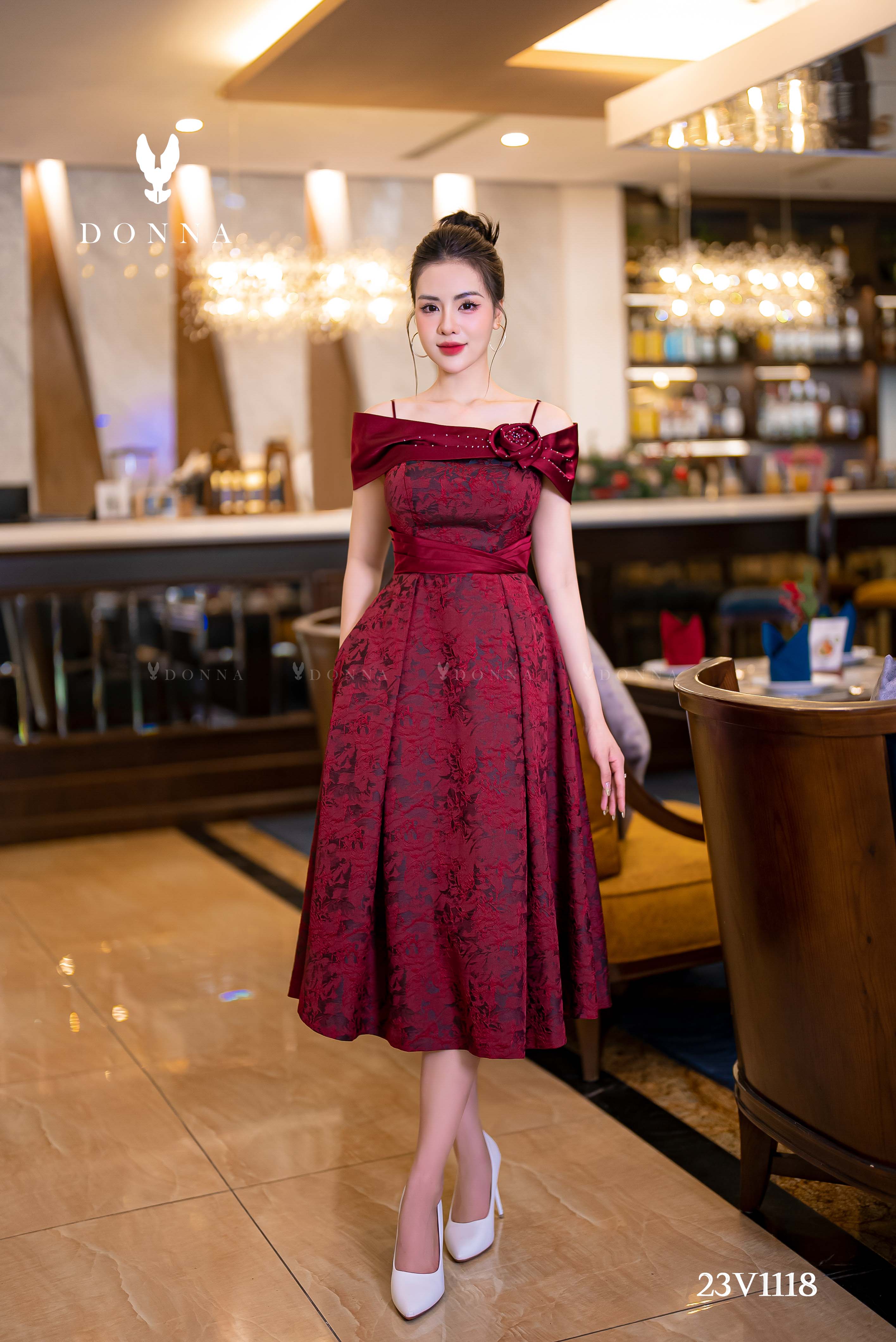 23V1118 - Đầm xòe đỏ gấm hoa nổi