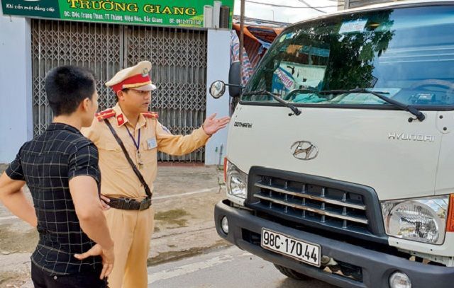 Phạt hành chính đối với người lái xe có gắn phù hiệu xe tải giả