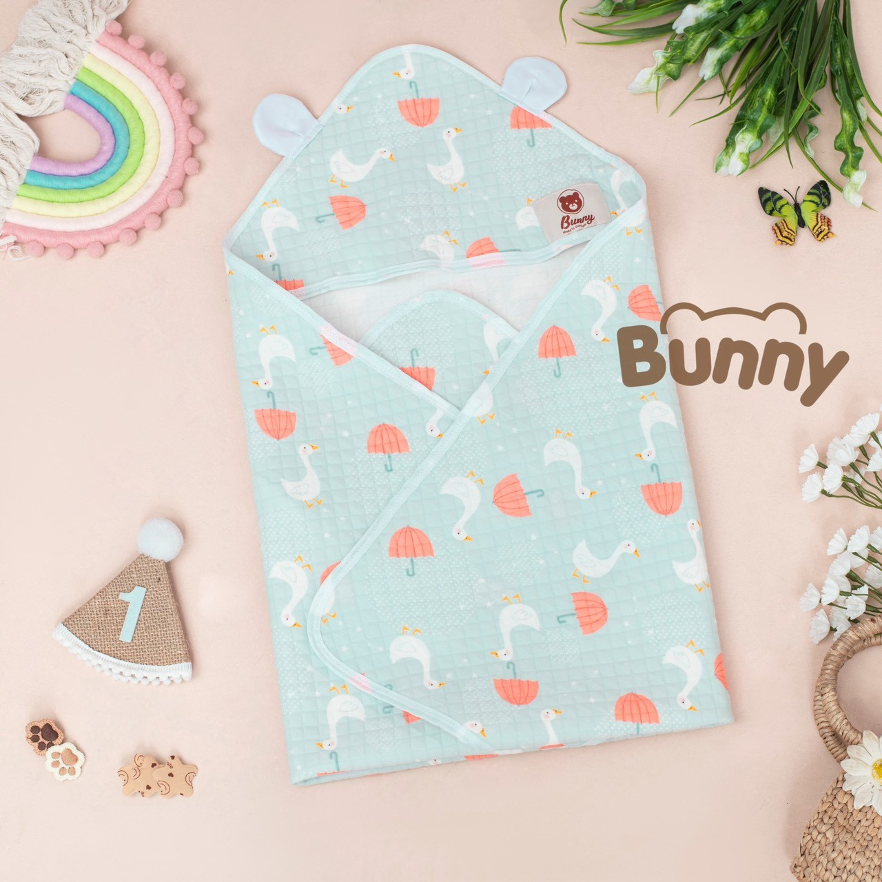 Ủ choàng cho bé sơ sinh Bunny chất vải xốp trần bông, chăn ủ  điều hoà có mũ hình tai gấu kèm đai cho bé kích thước 85x85cm