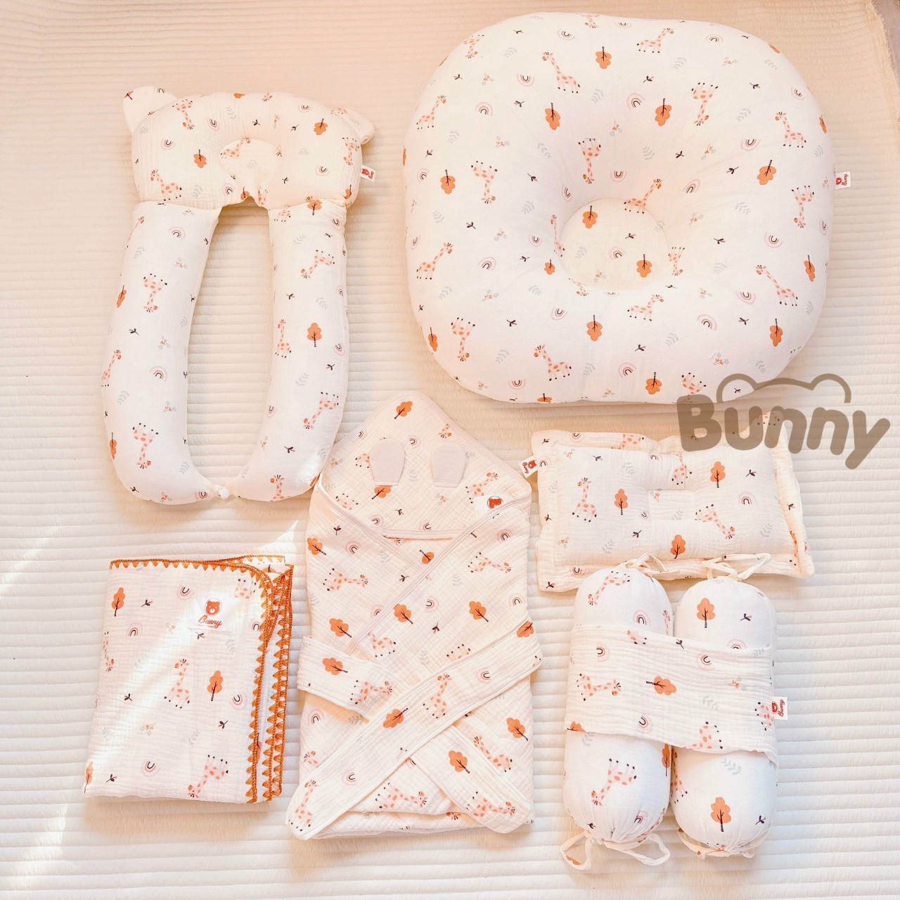 Combo 6 món cho bé sơ sinh Bunny chất liệu Muslin gồm gối chống trào ngược, gối lõm, gối chặn, gối chữ u đa năng, ủ choàng 4 lớp có mũ, chăn 4 lớp thêu viền