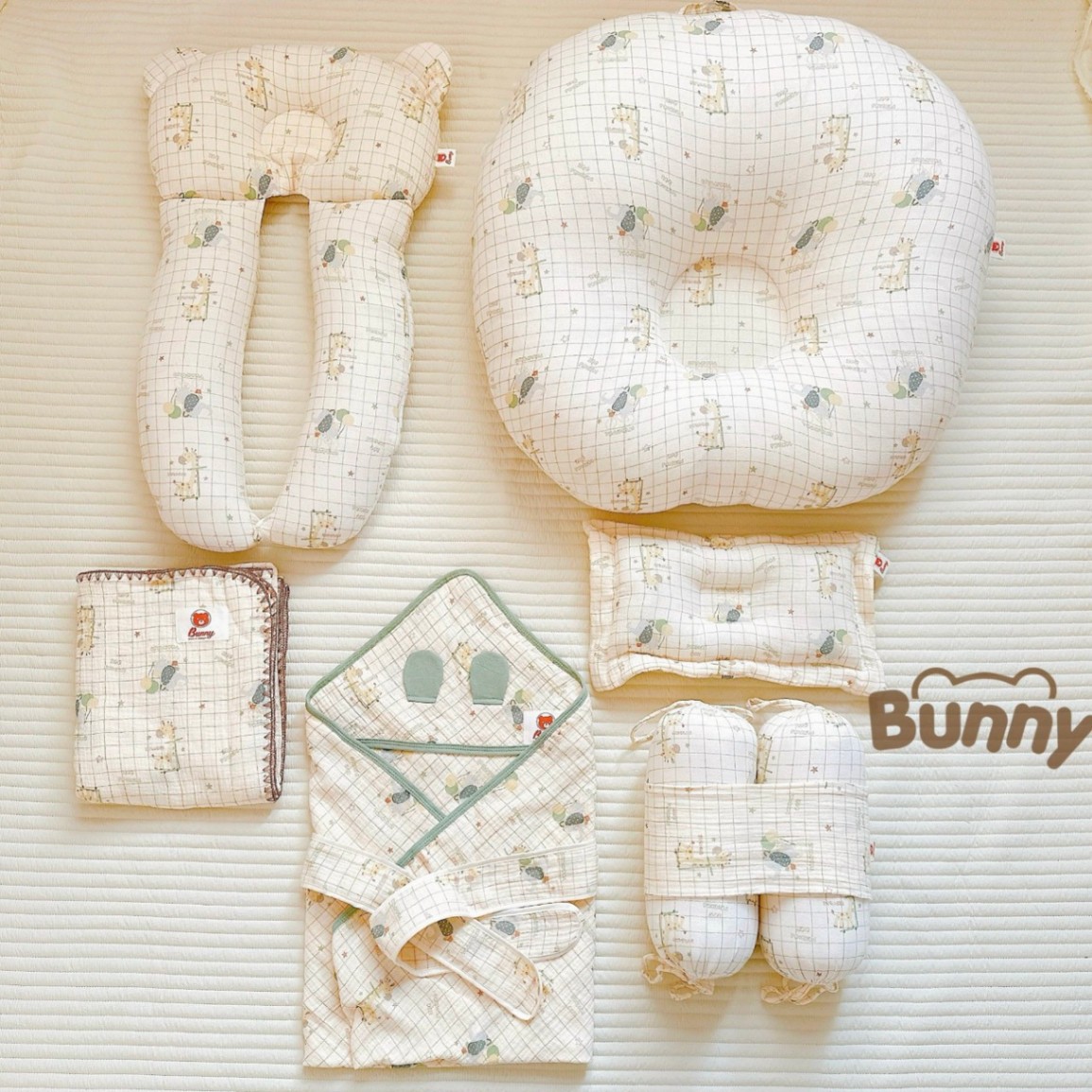 Combo 6 món cho bé sơ sinh Bunny chất liệu Muslin gồm gối chống trào ngược, gối lõm, gối chặn, gối chữ u đa năng, ủ choàng 4 lớp có mũ, chăn 4 lớp thêu viền