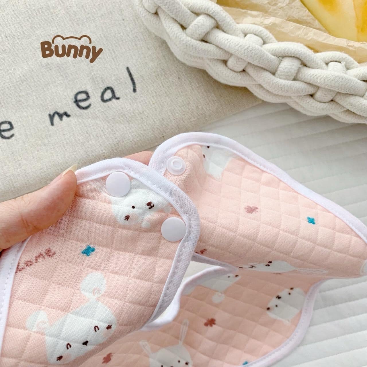 Set 2 yếm cổ tròn xoay Bunny cho bé gái bé trai 360 độ chất liệu xốp trần bông lớp 100% cotton cao cấp an toàn cho da