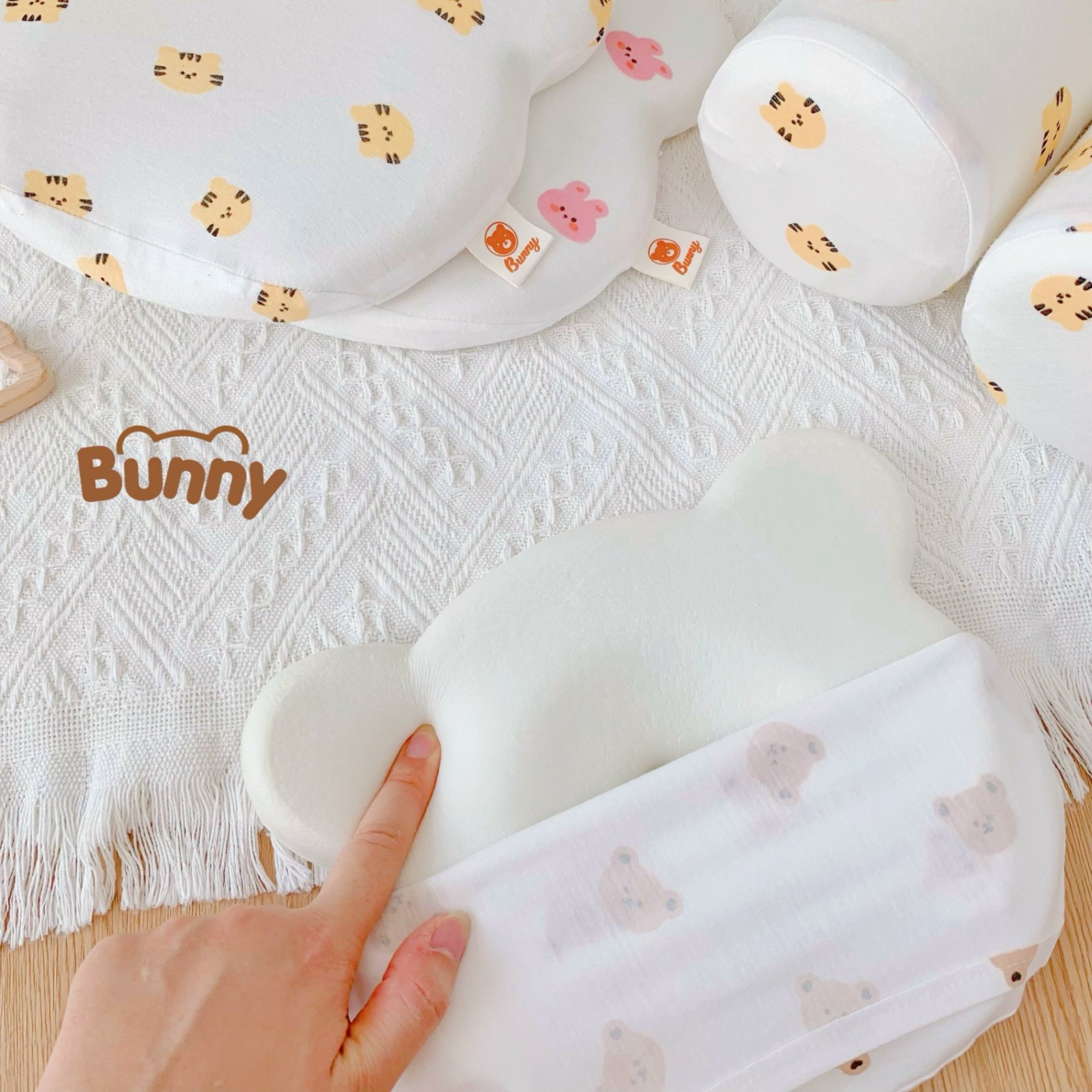 Gối lõm chống bẹp đầu cho bé sơ sinh hình tai gấu Bunny vải Petit kết hợp lõi cao su non nguyên khối mềm mại thoáng mát