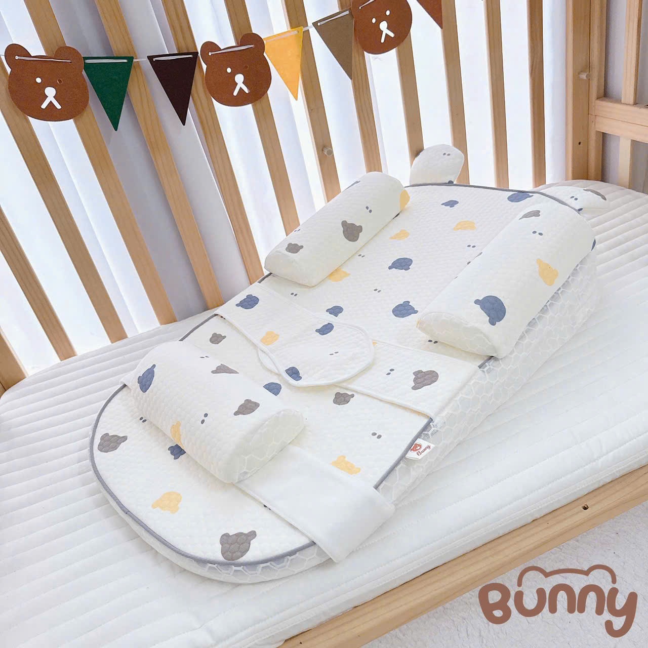 Đệm gối chống trào ngược cao cấp Bunny kèm gối chặn, đai giữ bé, gối gác chân hỗ trợ bé nằm đúng tư thế