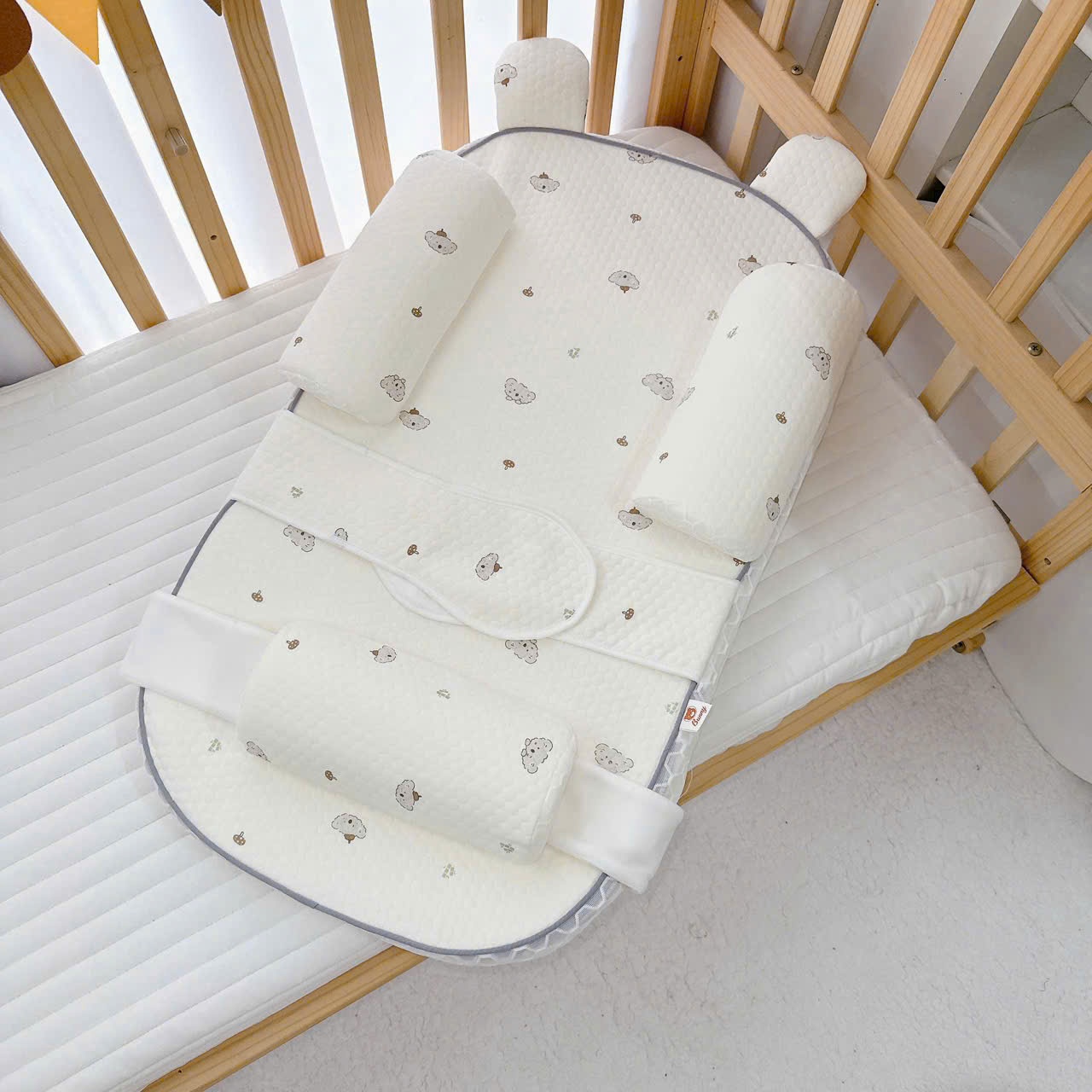 Đệm gối chống trào ngược cao cấp Bunny kèm gối chặn, đai giữ bé, gối gác chân hỗ trợ bé nằm đúng tư thế