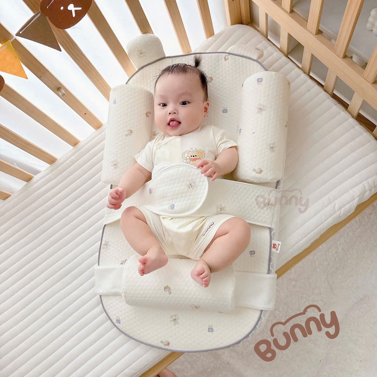 Đệm gối chống trào ngược cao cấp Bunny kèm gối chặn, đai giữ bé, gối gác chân hỗ trợ bé nằm đúng tư thế