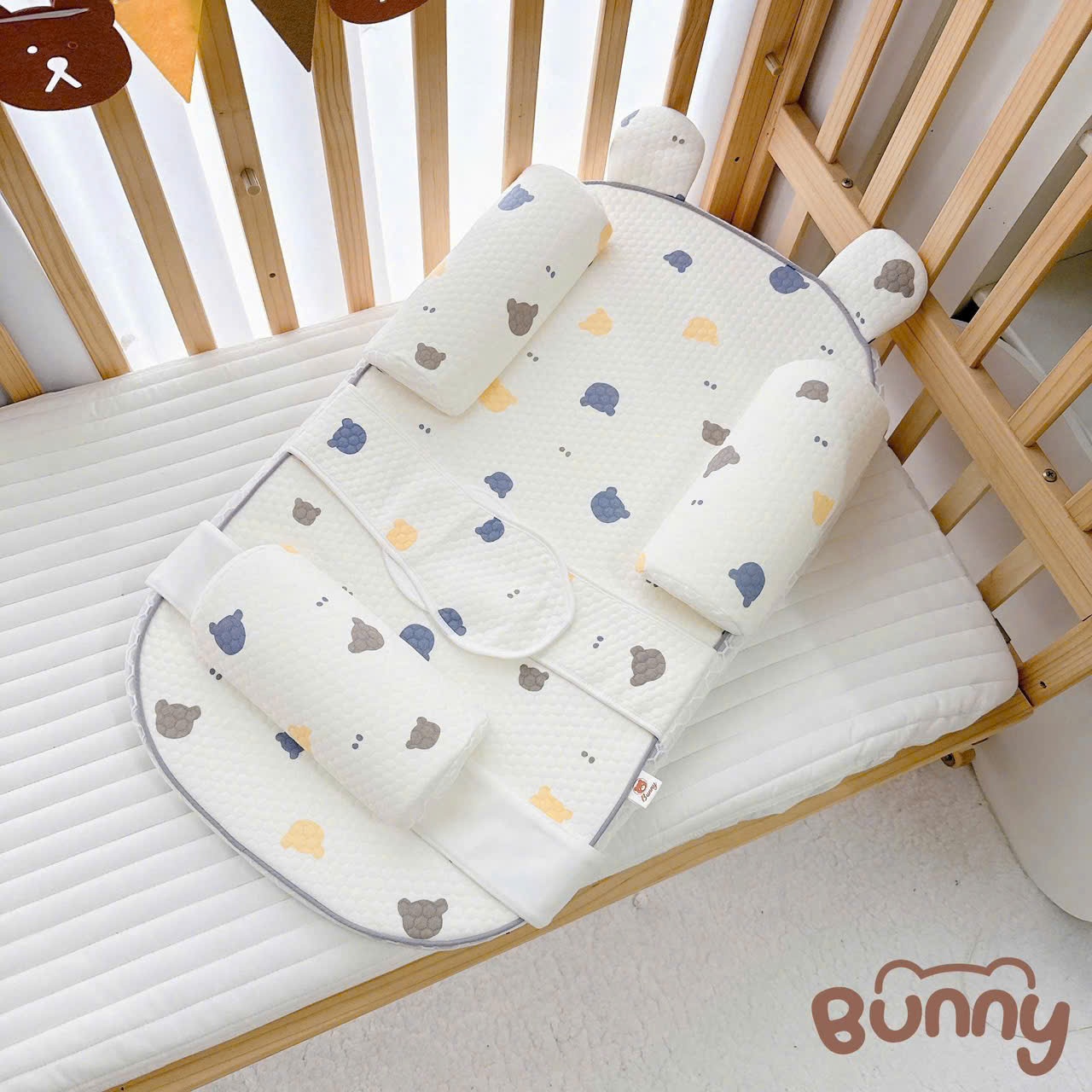 Đệm gối chống trào ngược cao cấp Bunny kèm gối chặn, đai giữ bé, gối gác chân hỗ trợ bé nằm đúng tư thế