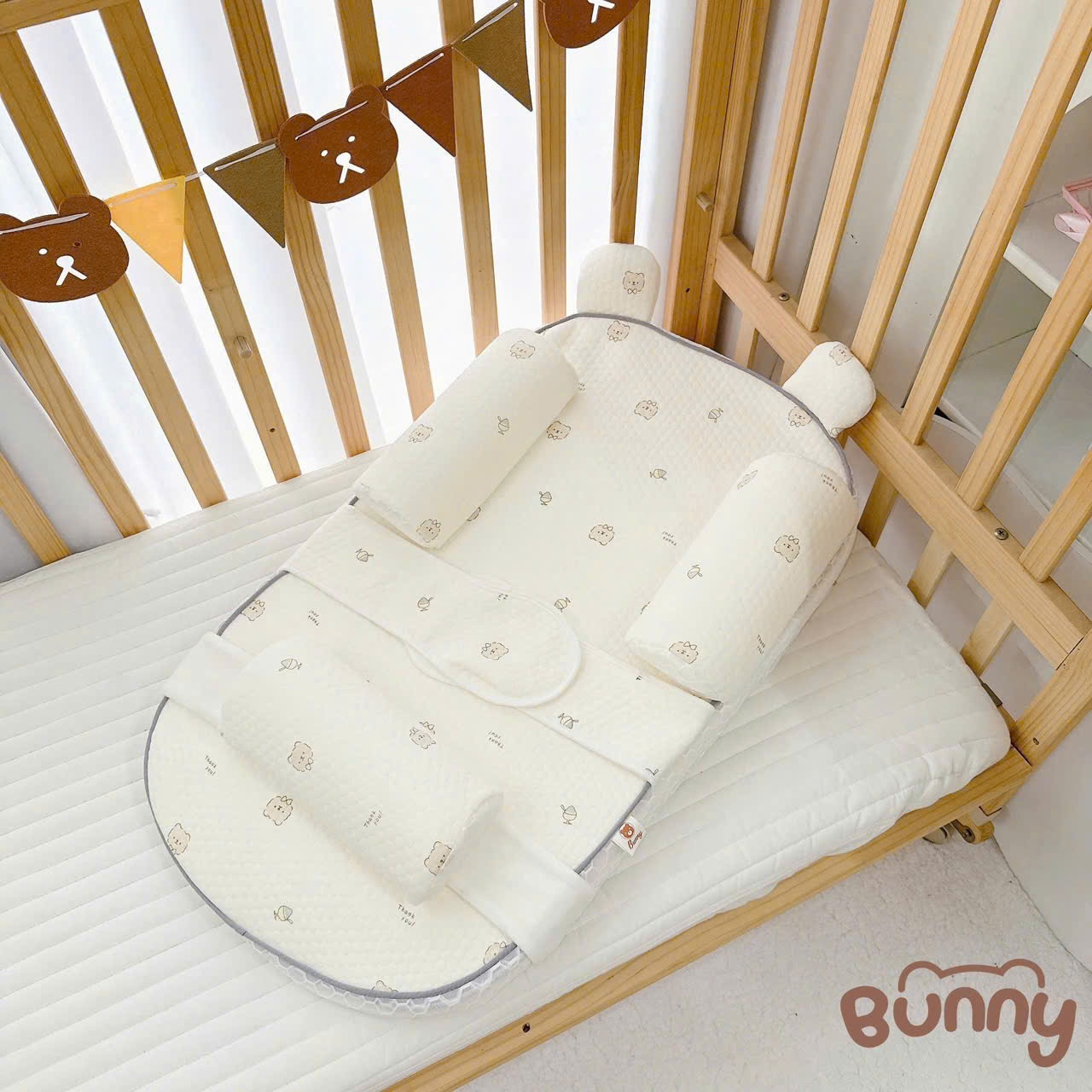 Đệm gối chống trào ngược cao cấp Bunny kèm gối chặn, đai giữ bé, gối gác chân hỗ trợ bé nằm đúng tư thế