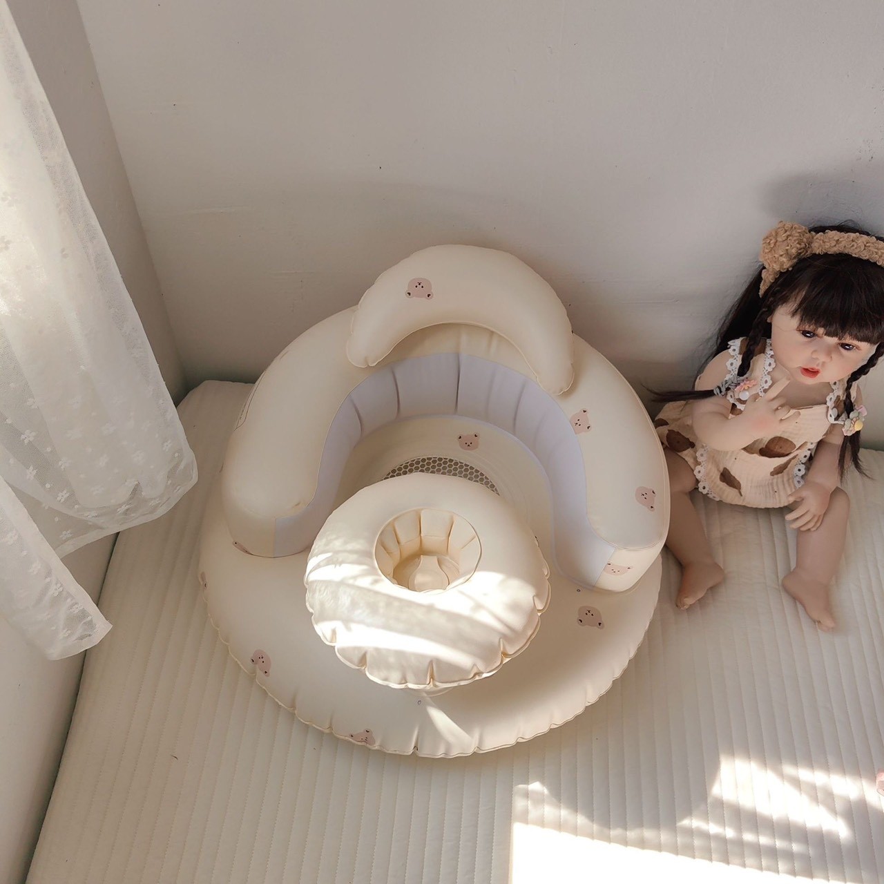 Ghế hơi tập ngồi cho bé có khay KidsWorld ghế ngồi ăn dặm bơm hơi tự động chống ngã cao cấp thiết kế chống ngả về phía trước