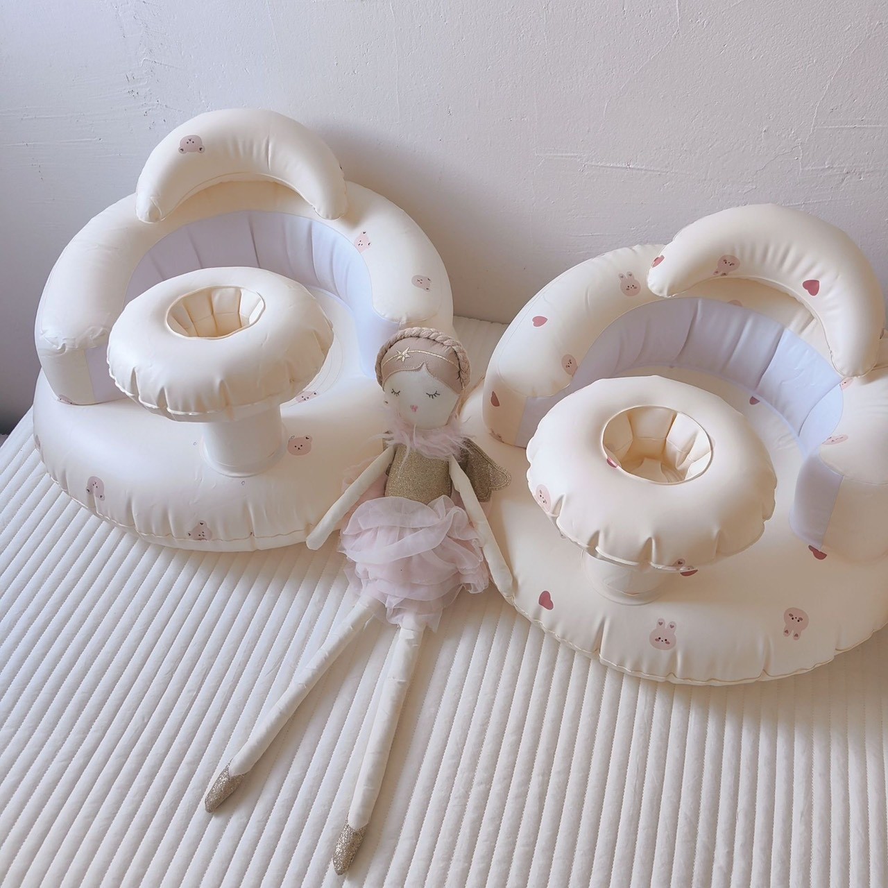 Ghế hơi tập ngồi cho bé có khay KidsWorld ghế ngồi ăn dặm bơm hơi tự động chống ngã cao cấp thiết kế chống ngả về phía trước