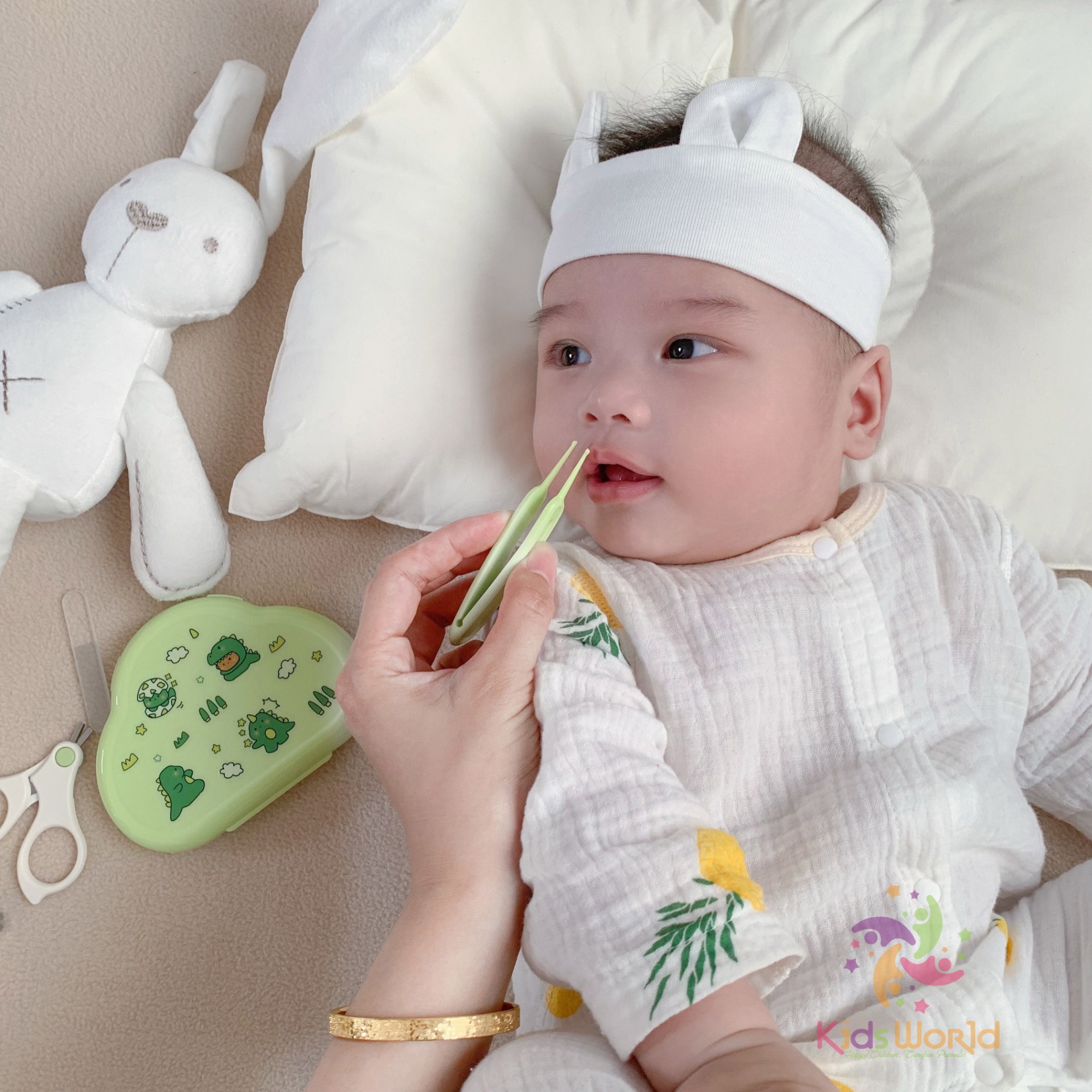 Bộ dụng cụ cắt móng tay, móng chân KidsWorld hình đám mây chống kẹp cho bé sơ sinh