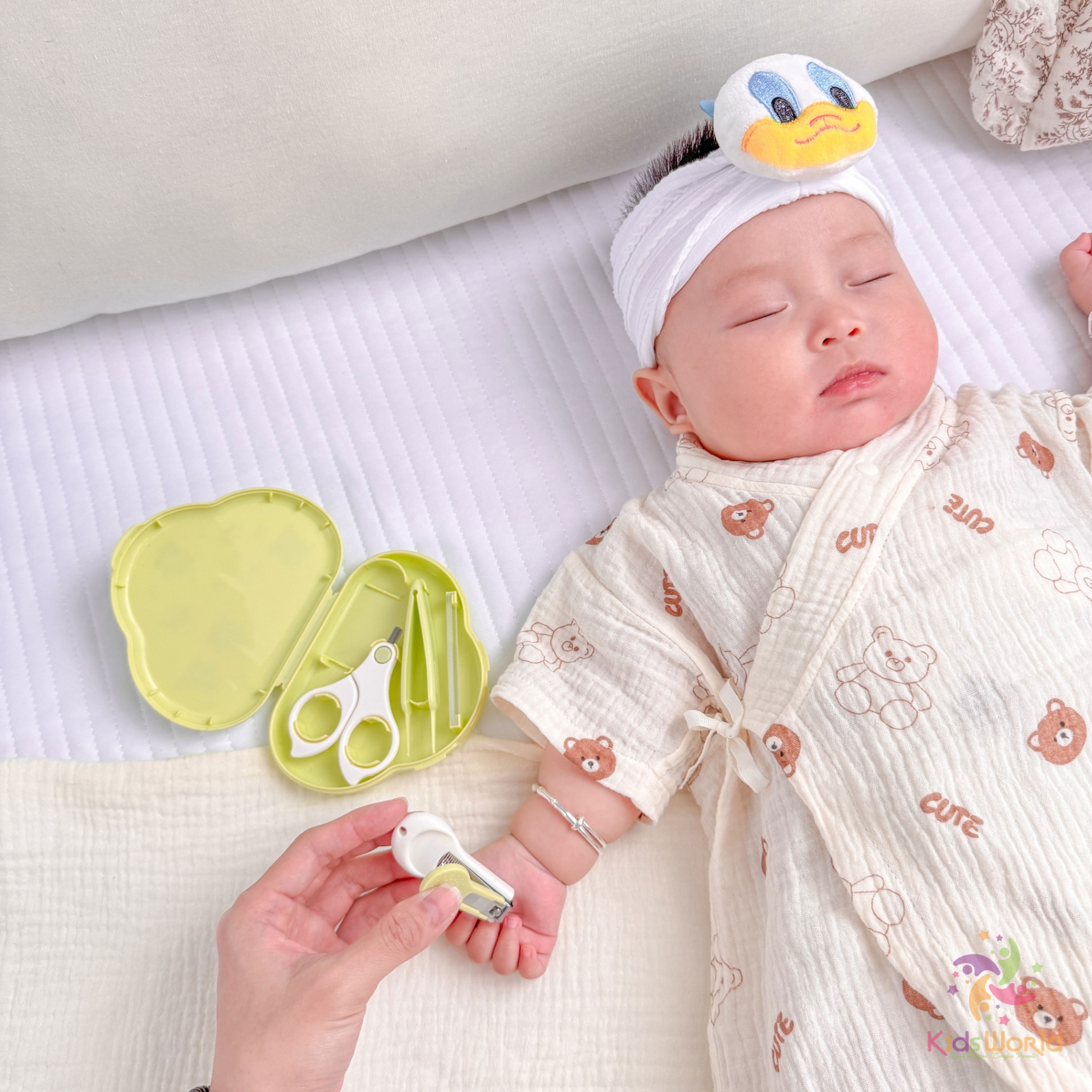 Bộ dụng cụ cắt móng tay, móng chân KidsWorld hình đám mây chống kẹp cho bé sơ sinh