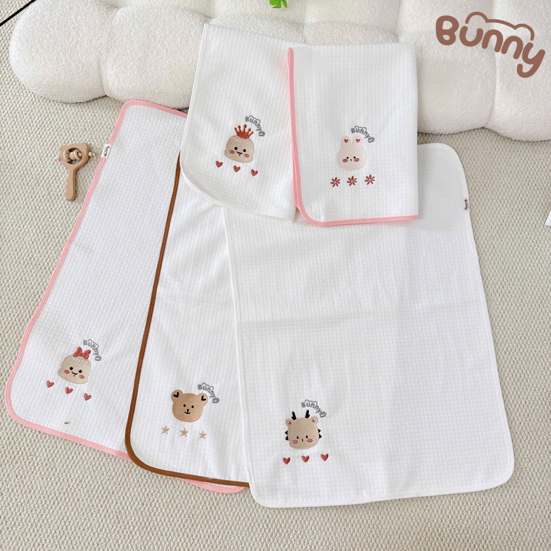 Tấm lót chống thấm Bunny thêu hoạ tiết dễ thương siêu êm mềm mịn thấm hút tốt không thấm ngược chống tràn, chống trơn