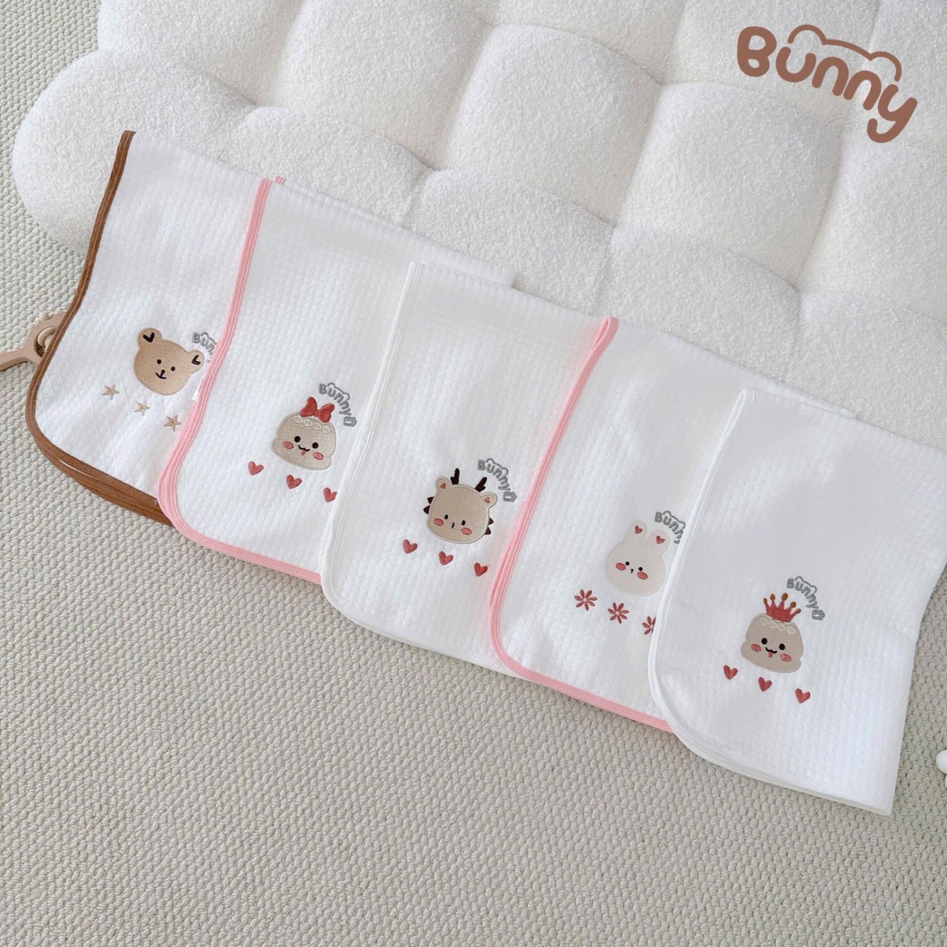 Tấm lót chống thấm Bunny thêu hoạ tiết dễ thương siêu êm mềm mịn thấm hút tốt không thấm ngược chống tràn, chống trơn