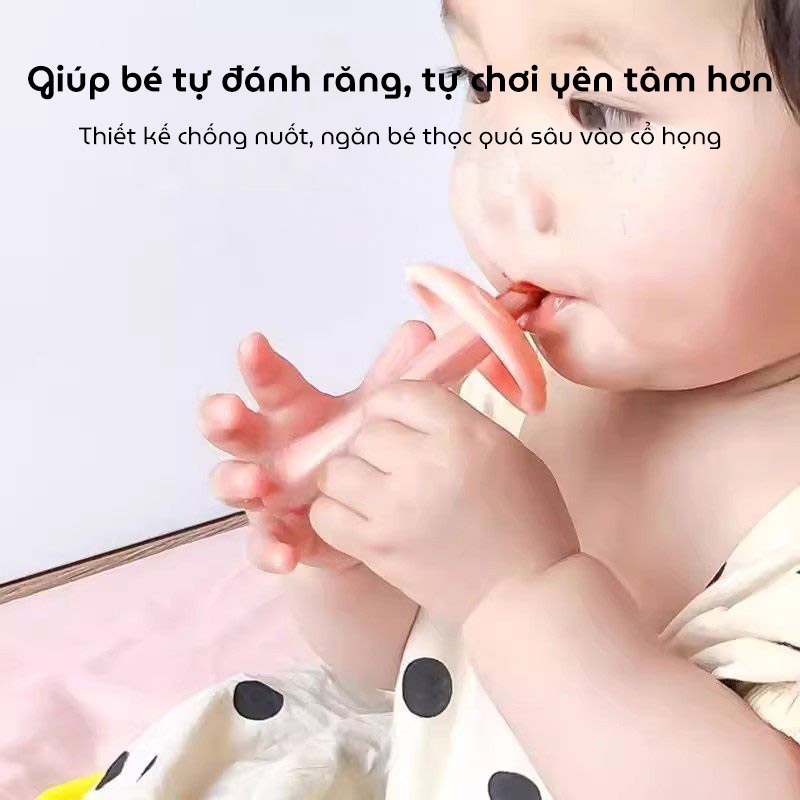 Bàn chải đánh răng kết hợp gặm nướu 2in1 chất liệu silicon thực phẩm mềm mại với vòng chắn hình hoa ngăn không cho bé thọc sâu
