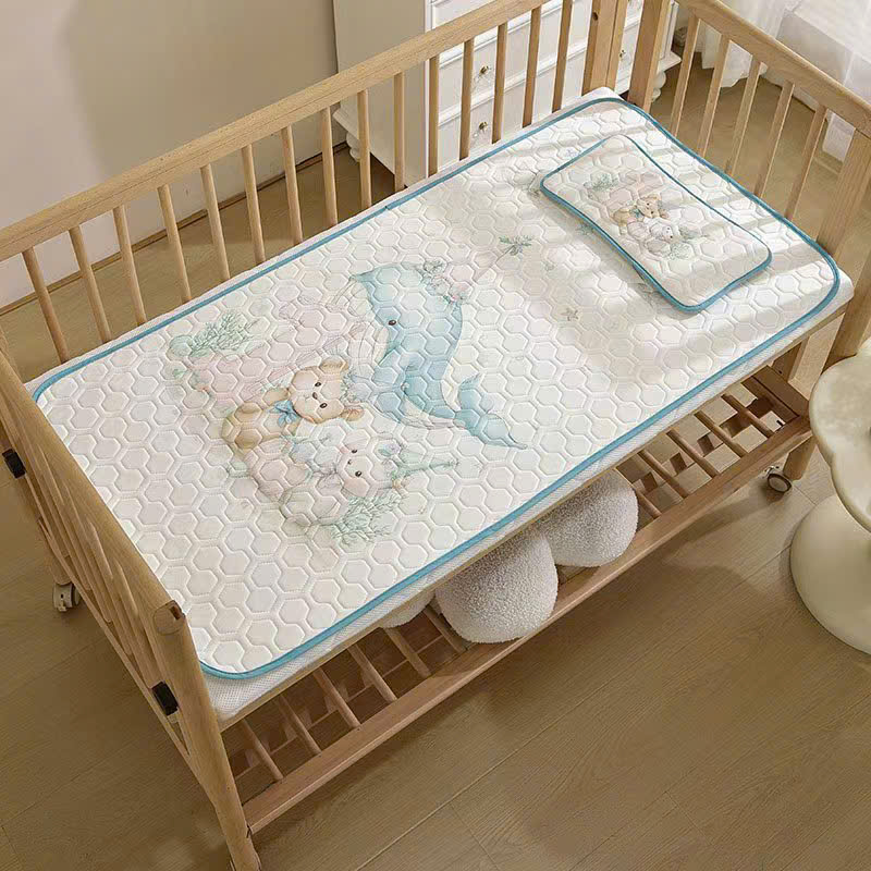 Chiếu điều hoà cao su non kèm gối lót đầu KidsWorld BTS25 in hình 5D hoạ tiết dễ thương mềm mại và mát mẻ giúp cho bé giấc ngủ ngon
