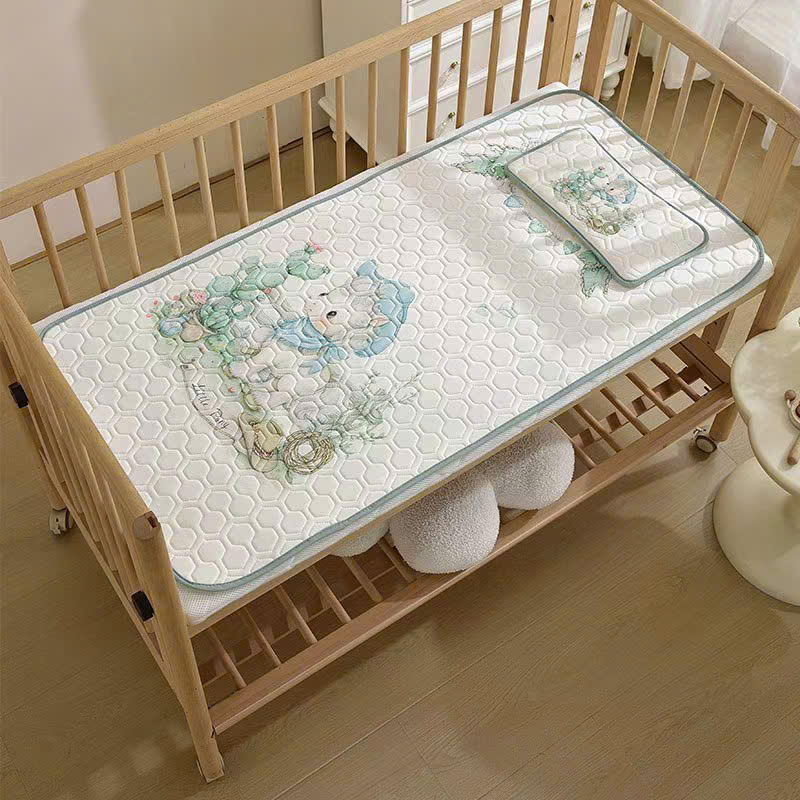 Chiếu điều hoà cao su non kèm gối lót đầu KidsWorld BTS25 in hình 5D hoạ tiết dễ thương mềm mại và mát mẻ giúp cho bé giấc ngủ ngon