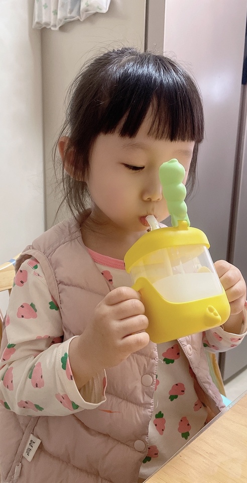 Cốc uống nước khủng long dung tích 300ml ống hút chống sặc tay cầm silicon chống trượt bình uống nước cho bé từ 8 tháng