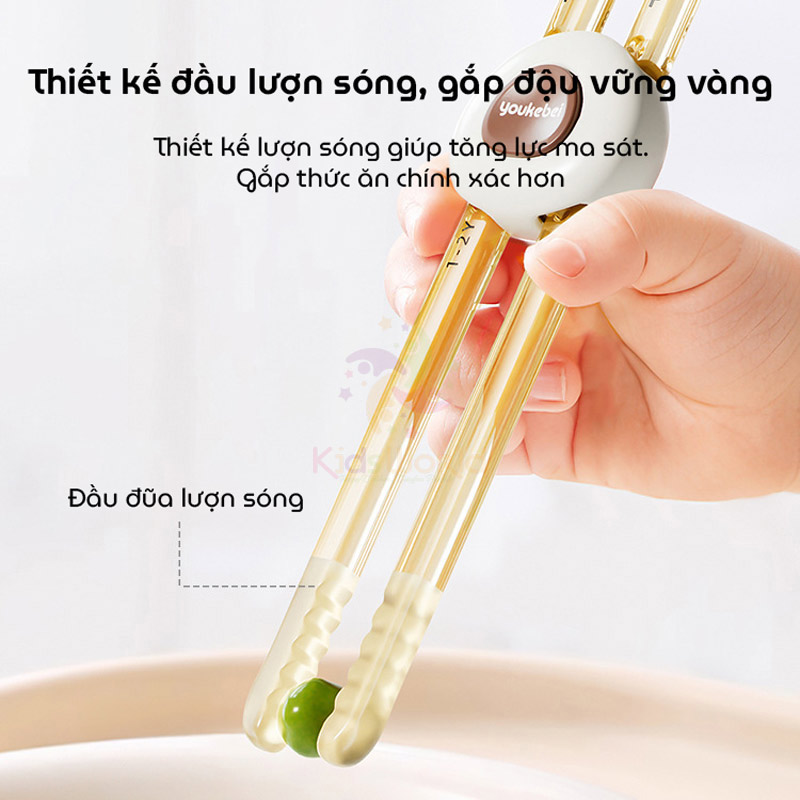Đũa tập gắp cho bé tập ăn Youkebei màu Socola chất liệu PPSU cao cấp, với nút bấm điều chỉnh 3 nấc, đầu đũa lượn sóng