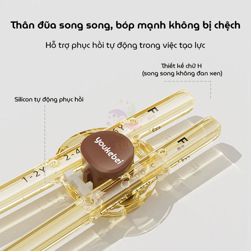 Đũa tập gắp cho bé tập ăn Youkebei màu Socola chất liệu PPSU cao cấp, với nút bấm điều chỉnh 3 nấc, đầu đũa lượn sóng