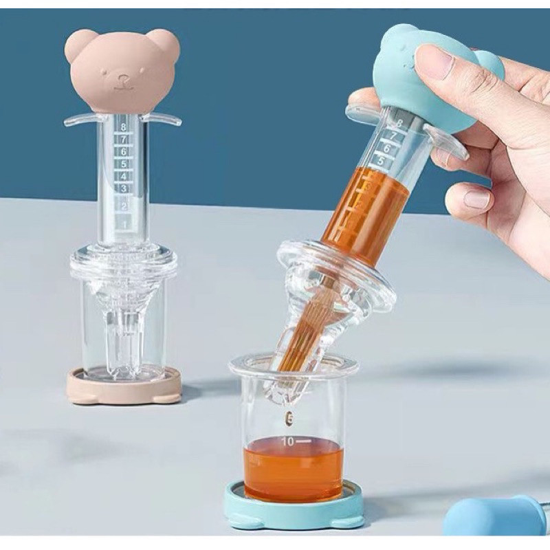 Dụng cụ uống thuốc, uống sữa cho bé KidsWorld hình gấu có vạch chia ml tiện lợi, silicon thực phẩm cao cấp, mềm mại chống sặc