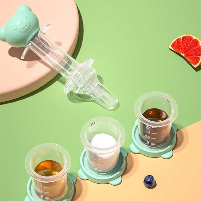 Dụng cụ uống thuốc, uống sữa cho bé KidsWorld hình gấu có vạch chia ml tiện lợi, silicon thực phẩm cao cấp, mềm mại chống sặc