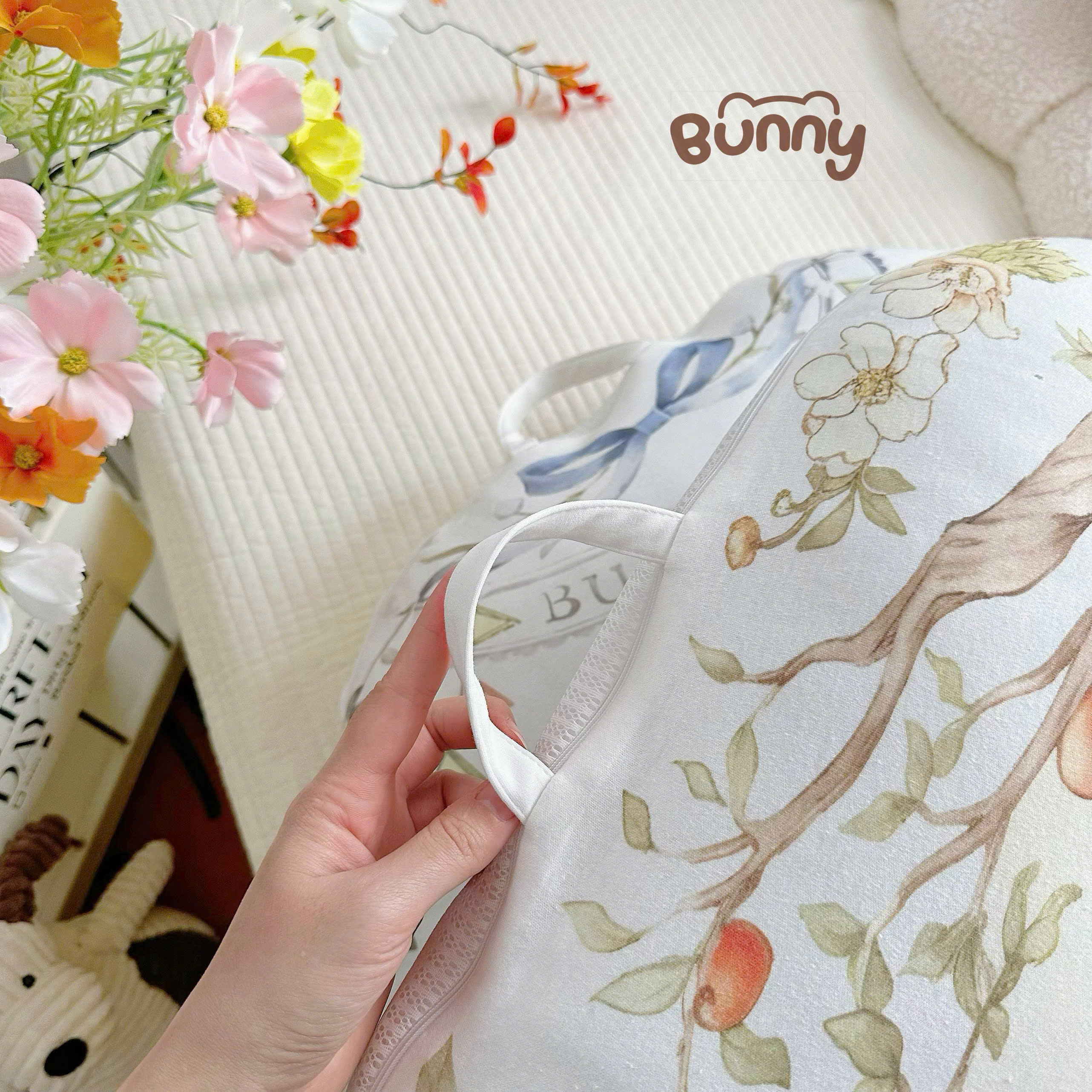 Gối chống trào ngược cho bé Bunny hoạ tiết cố tích vải Cotton, Airmesh mềm mịn thoáng khí, chống hầm bí giúp bé giảm trào ngược, ngủ êm, ngủ sâu hơn